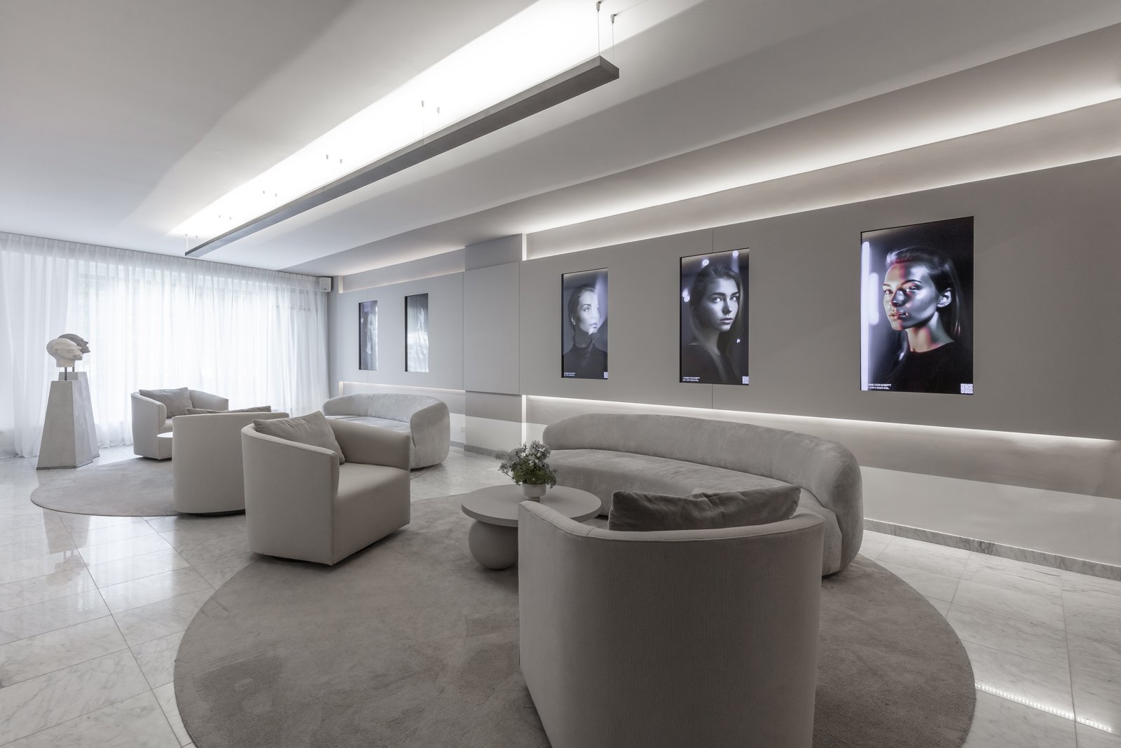 Espacio comercial moderno con arte y mobiliario curvo — proyecto Figueroa Alcorta | Rhinoplasty meets art, por Ren Studio, en Palermo Chico