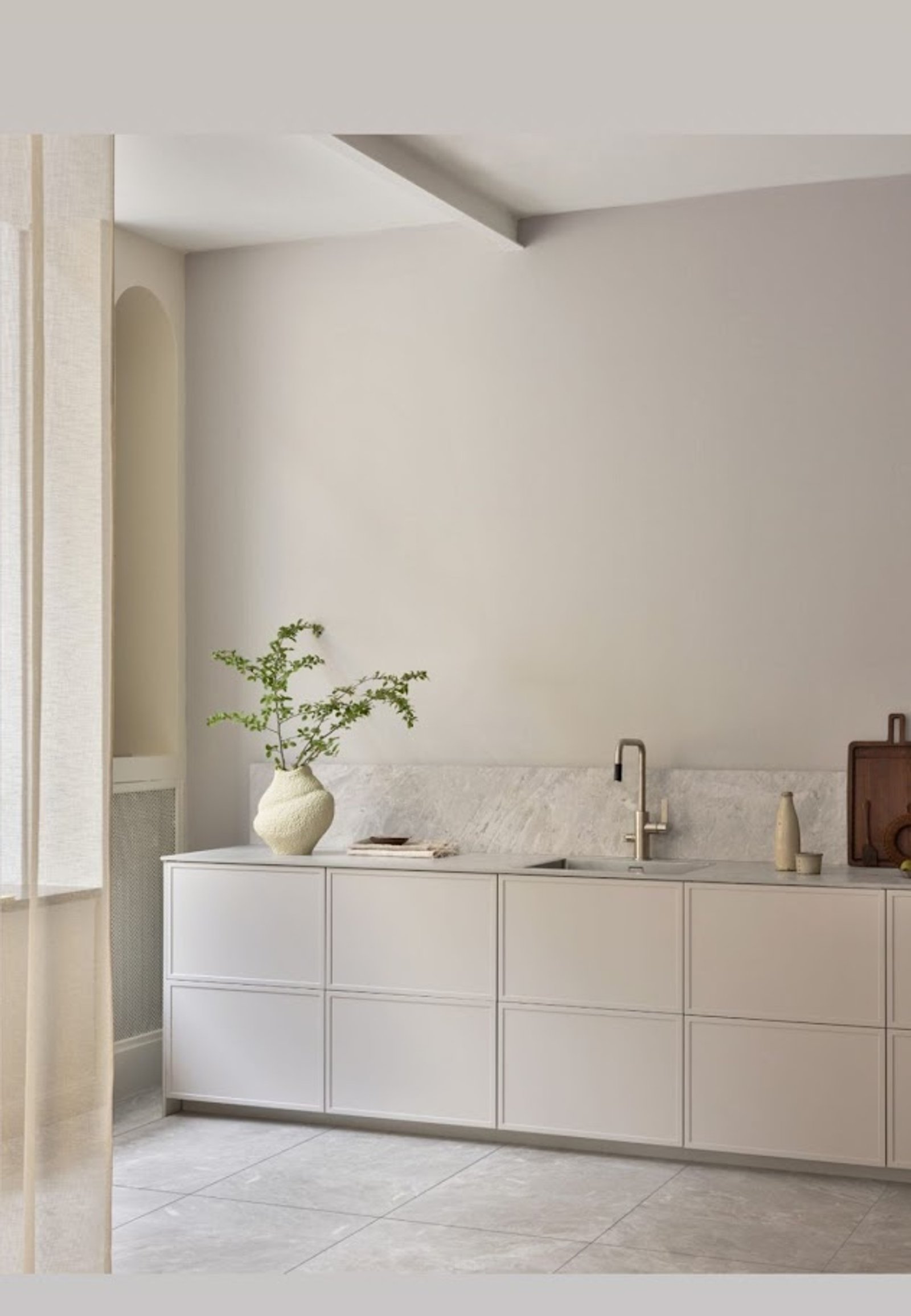 Cocina moderna escandinava con muebles blancos y revestimiento de piedra texturizada — proyecto Línea Malaga, por Casa Leiro