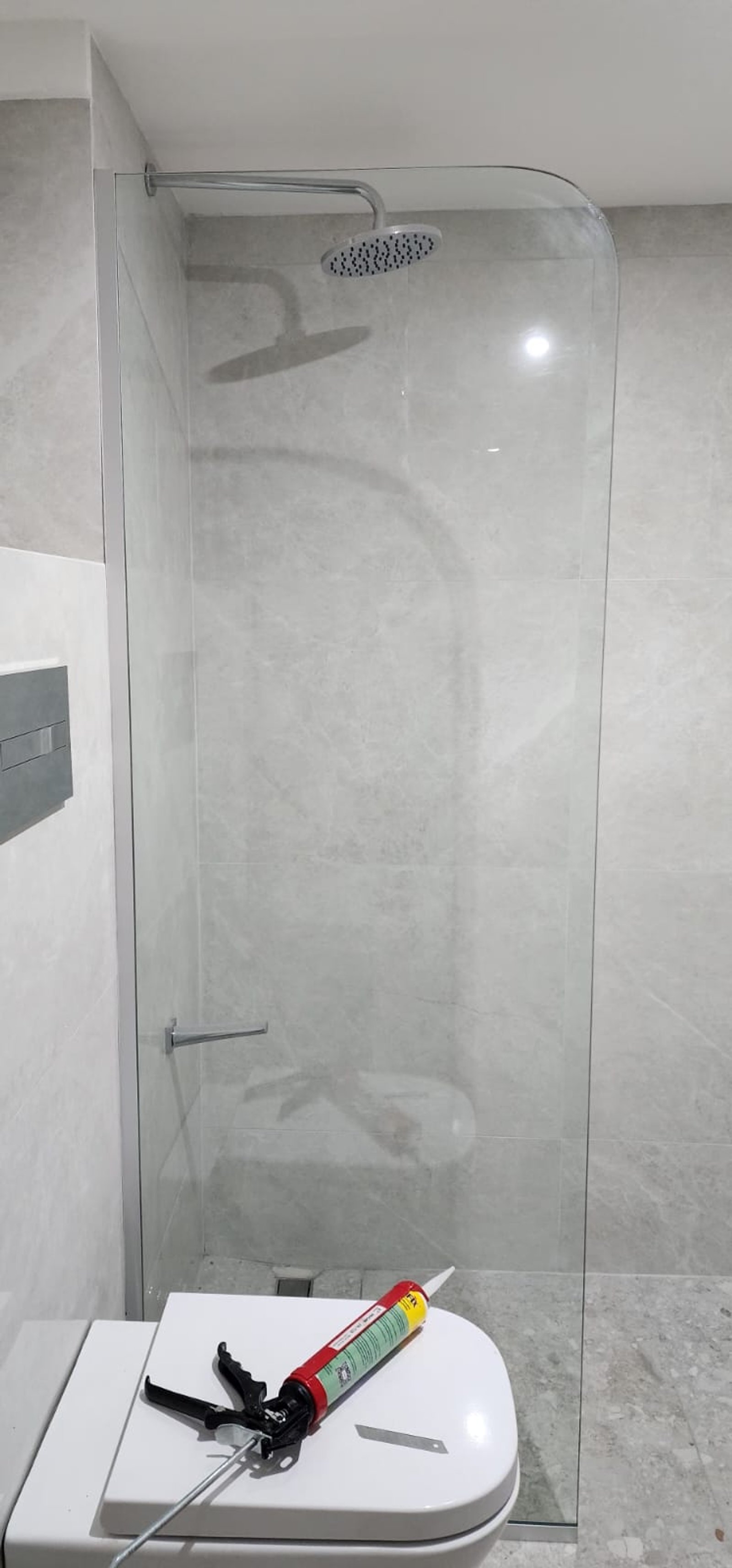 Baño moderno en instalación con mampara de vidrio y herramientas — proyecto Espejos bastidor aluminio,  desempañante y led slim, por Cristalcenter, en Av. Díaz Vélez 4859
