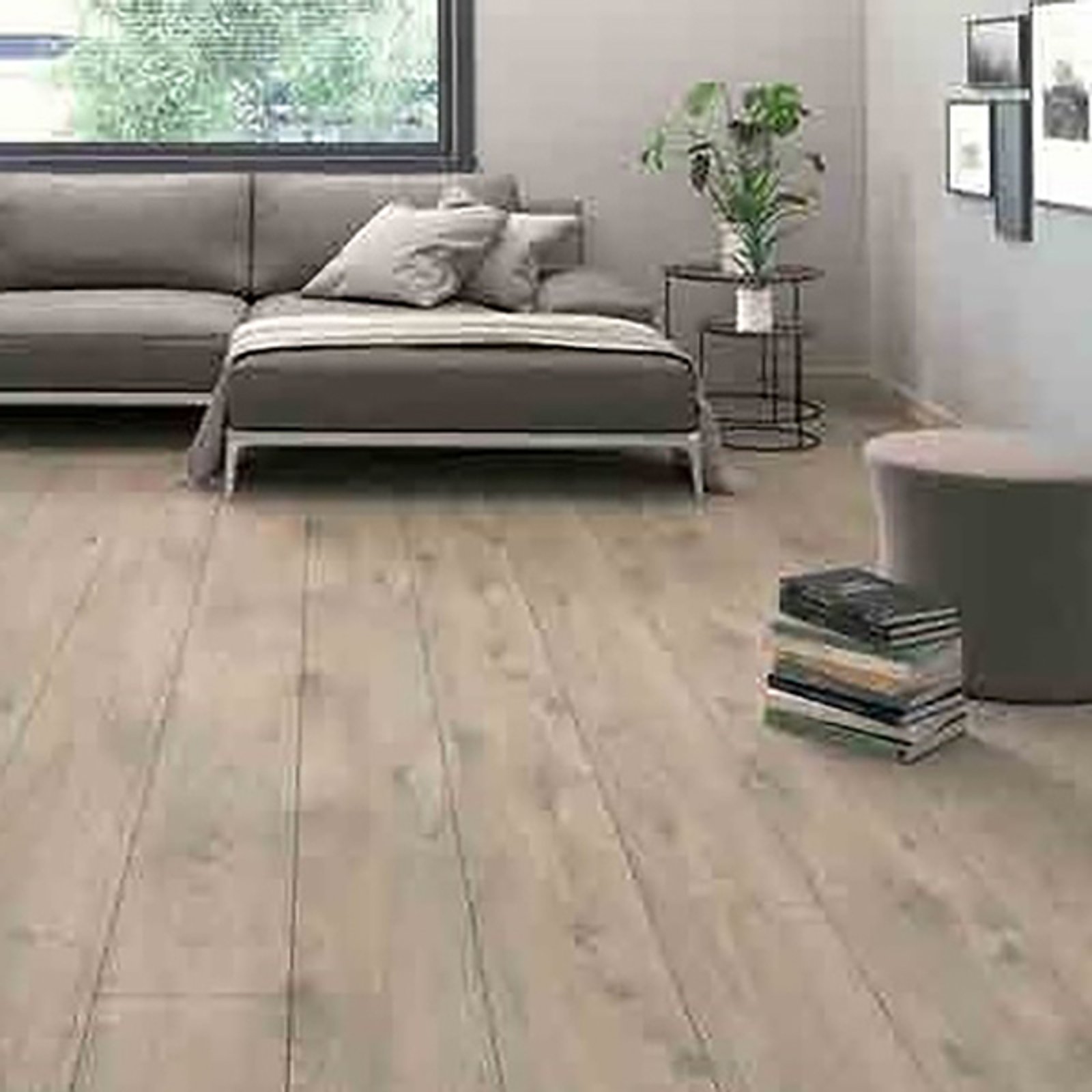 Living moderno con sofá modular beige y piso de madera — proyecto Pisos Flotantes, por The Flooring Company