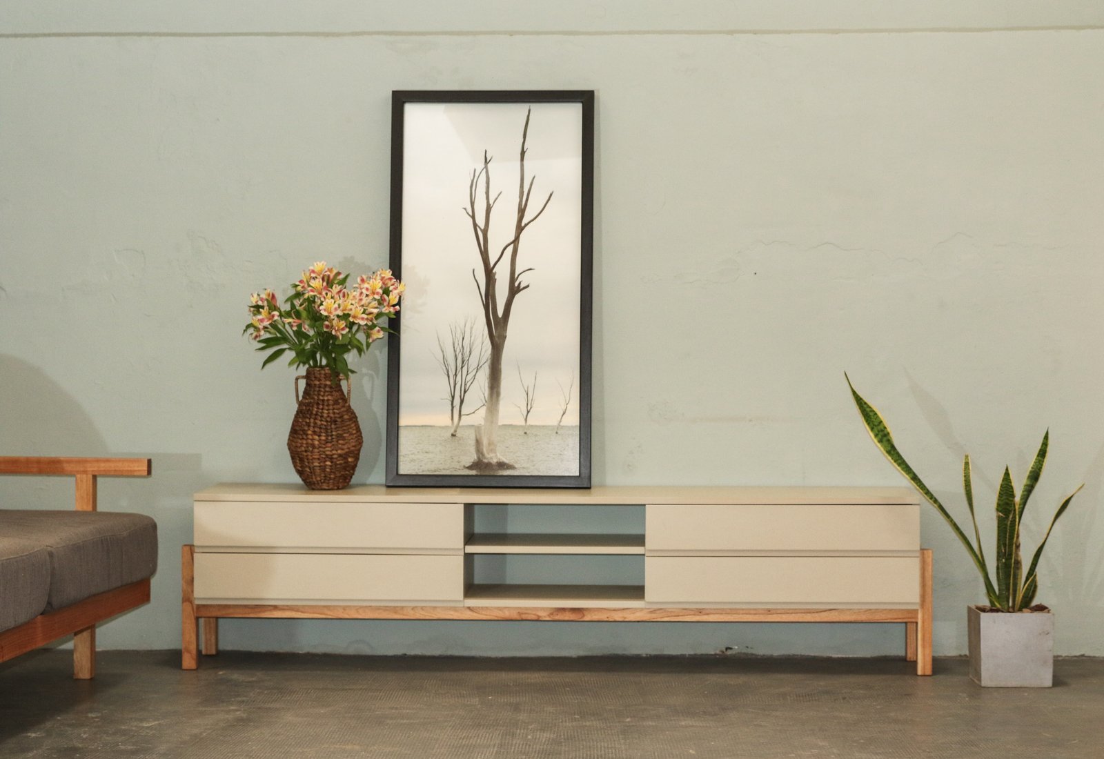 Sala de estar moderna escandinava con mueble bajo y arte abstracto — proyecto Living, por BLVD Furniture