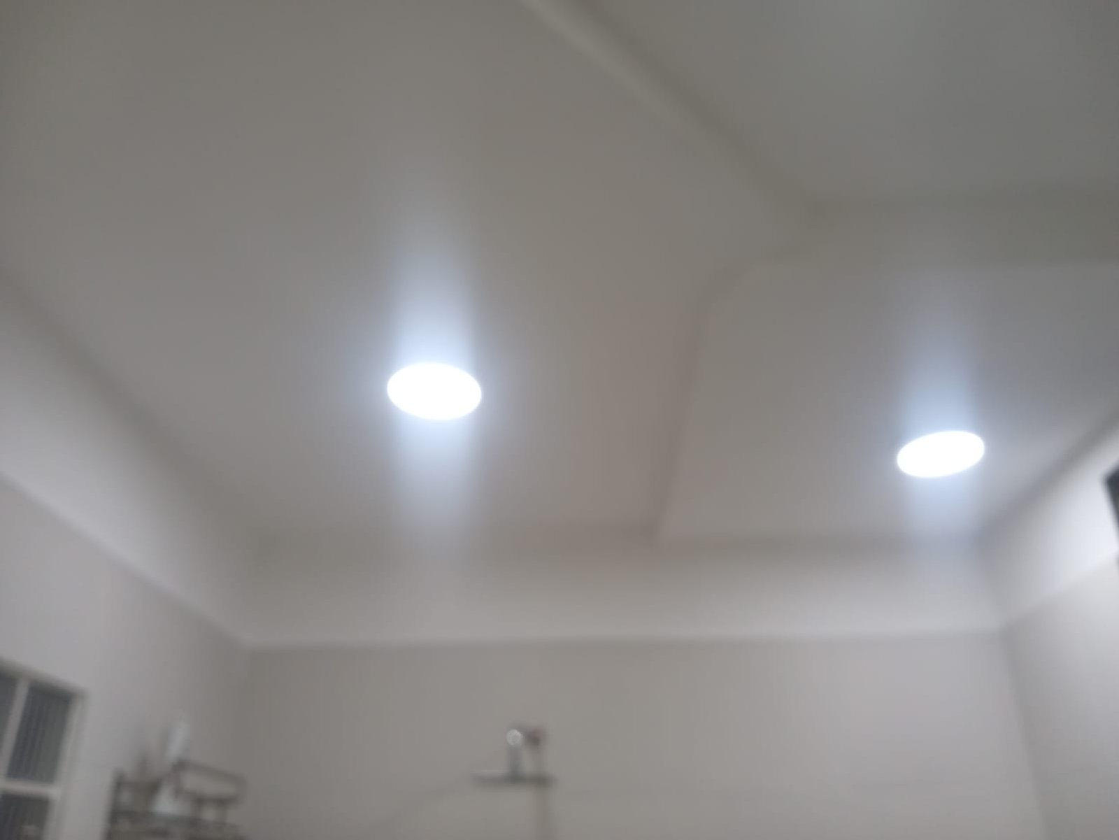 Techo con luces empotradas y detalles escalonados — proyecto Esmeralda 517, por A&E construcciónes, en Esmeralda 517