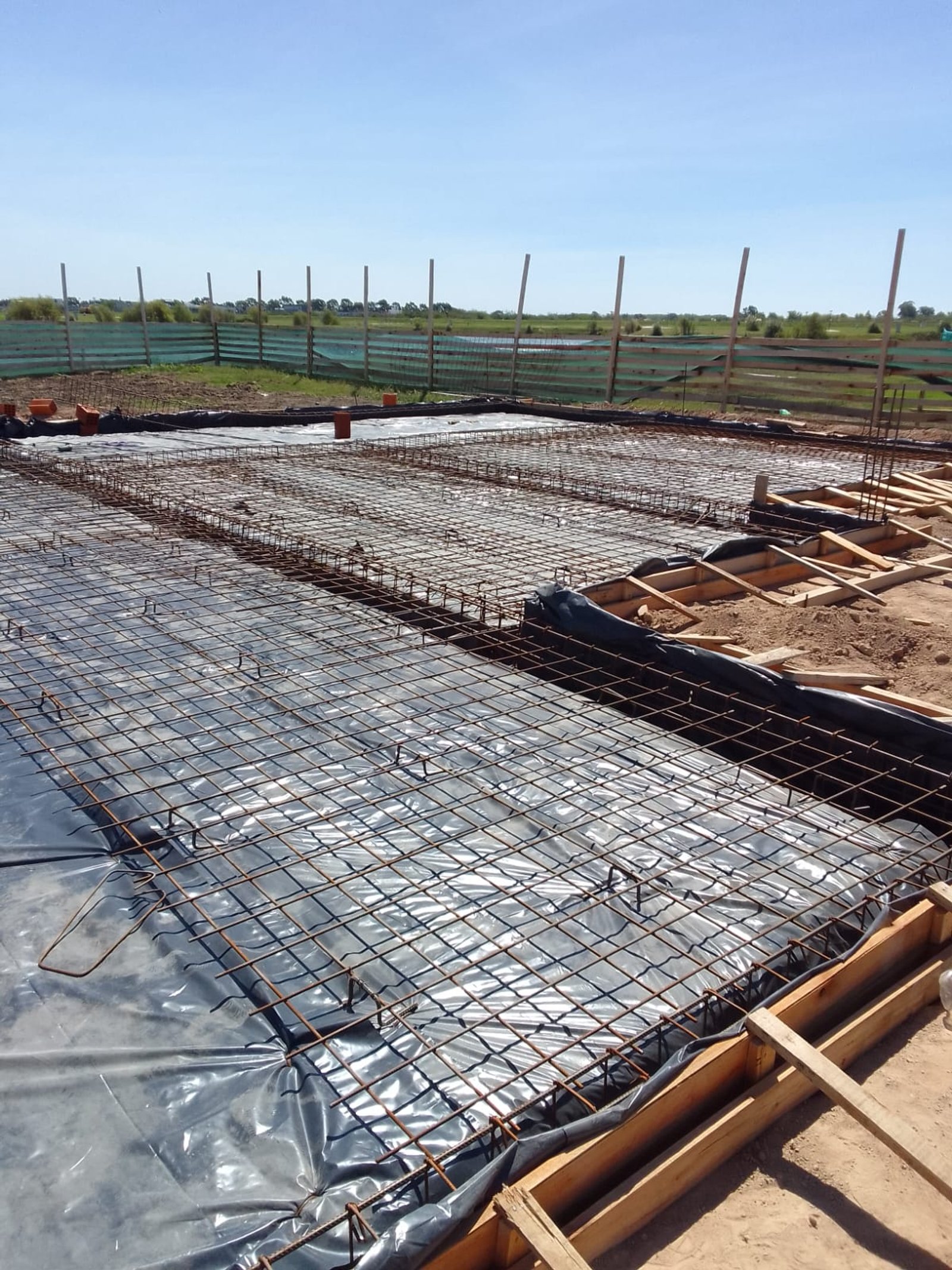 construcción de cimientos de hormigón armado — proyecto Casa en Pueblos del Plata, por Arquitecto Guido Niccoli, en Guillermo Enrique Hudson
