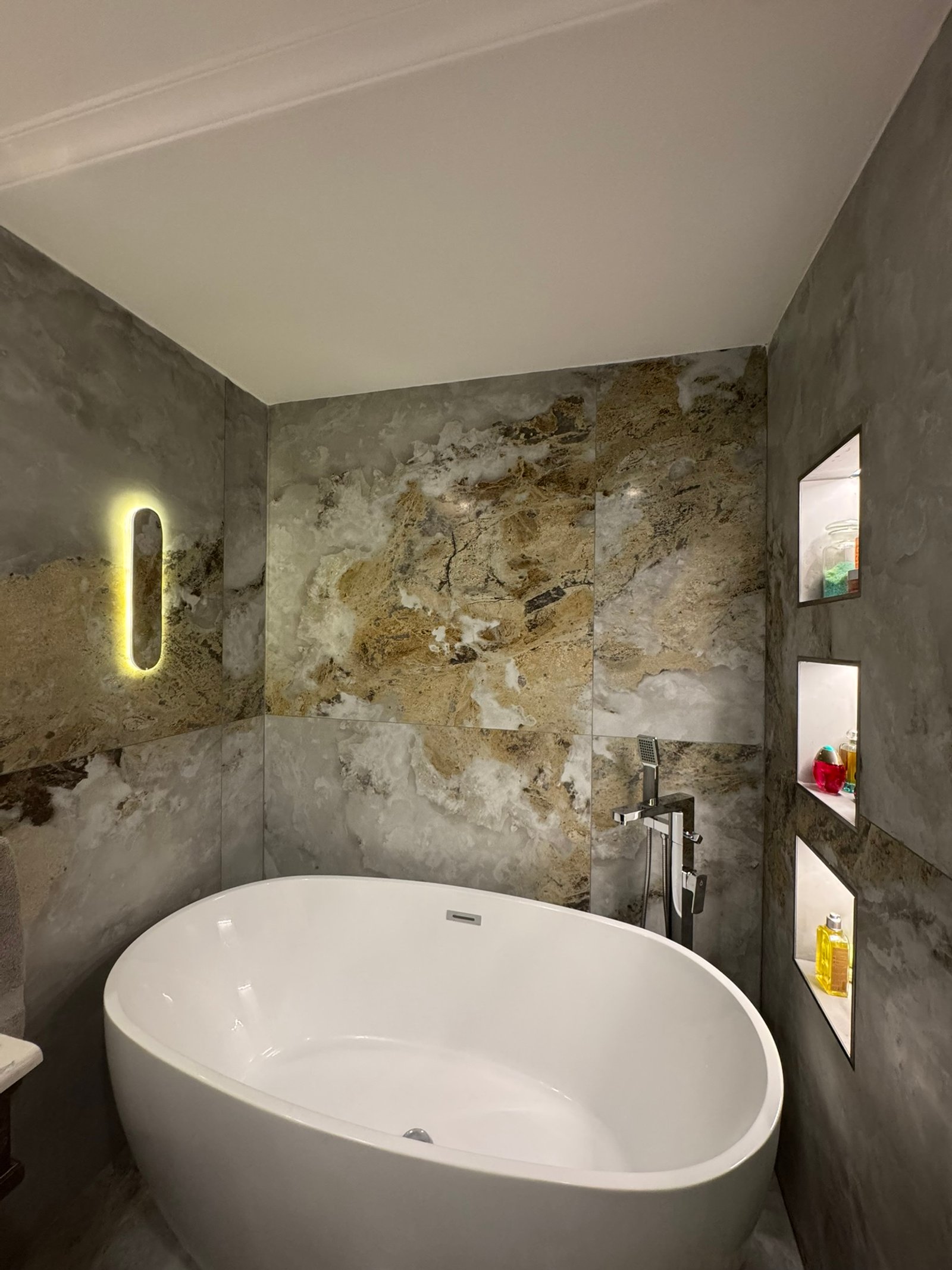 Baño moderno de lujo con bañera exenta y pared de mármol — proyecto Chateau, por MDBK Arquitectura, en Puerto Madero