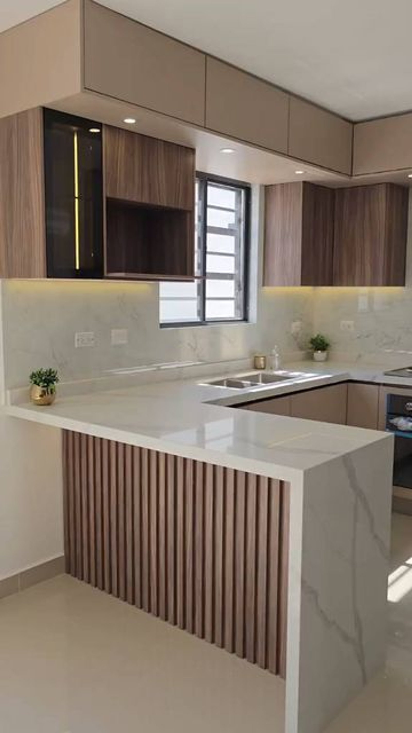 Cocina moderna con isla de listones de madera y mesada de mármol — proyecto Cocina con desayunador "Palermo Soho", por Carpinteria Tientta, en Palermo Soho
