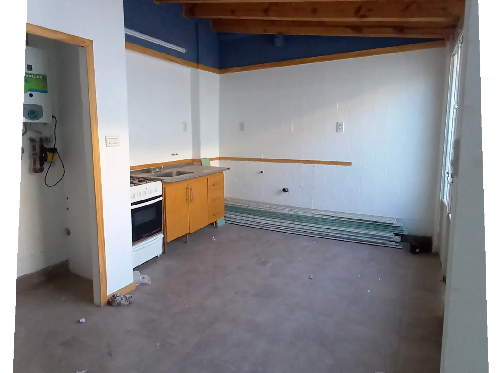 cocina a medio terminar con vigas de madera expuestas — proyecto Taller Pachamama, por Luciana González Anderson, en Salta