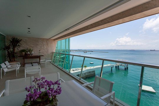 Terraza de lujo con vistas al mar turquesa y plantas moradas — proyecto MANSÃO ADELAIDE, por DB ARQUITETOS