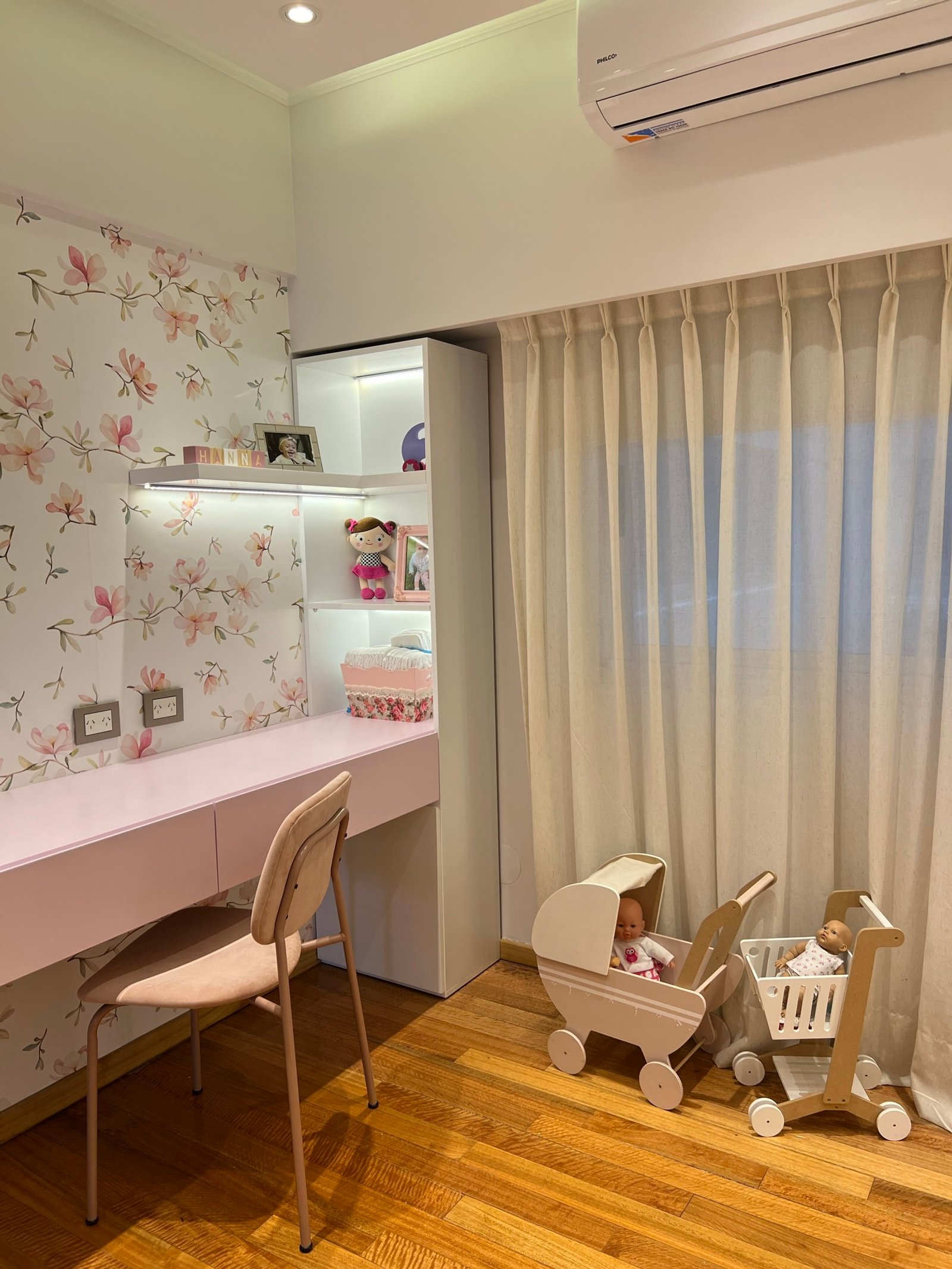 Dormitorio infantil con escritorio rosa y empapelado floral — proyecto Cramer II, por MDBK Arquitectura, en Belgrano