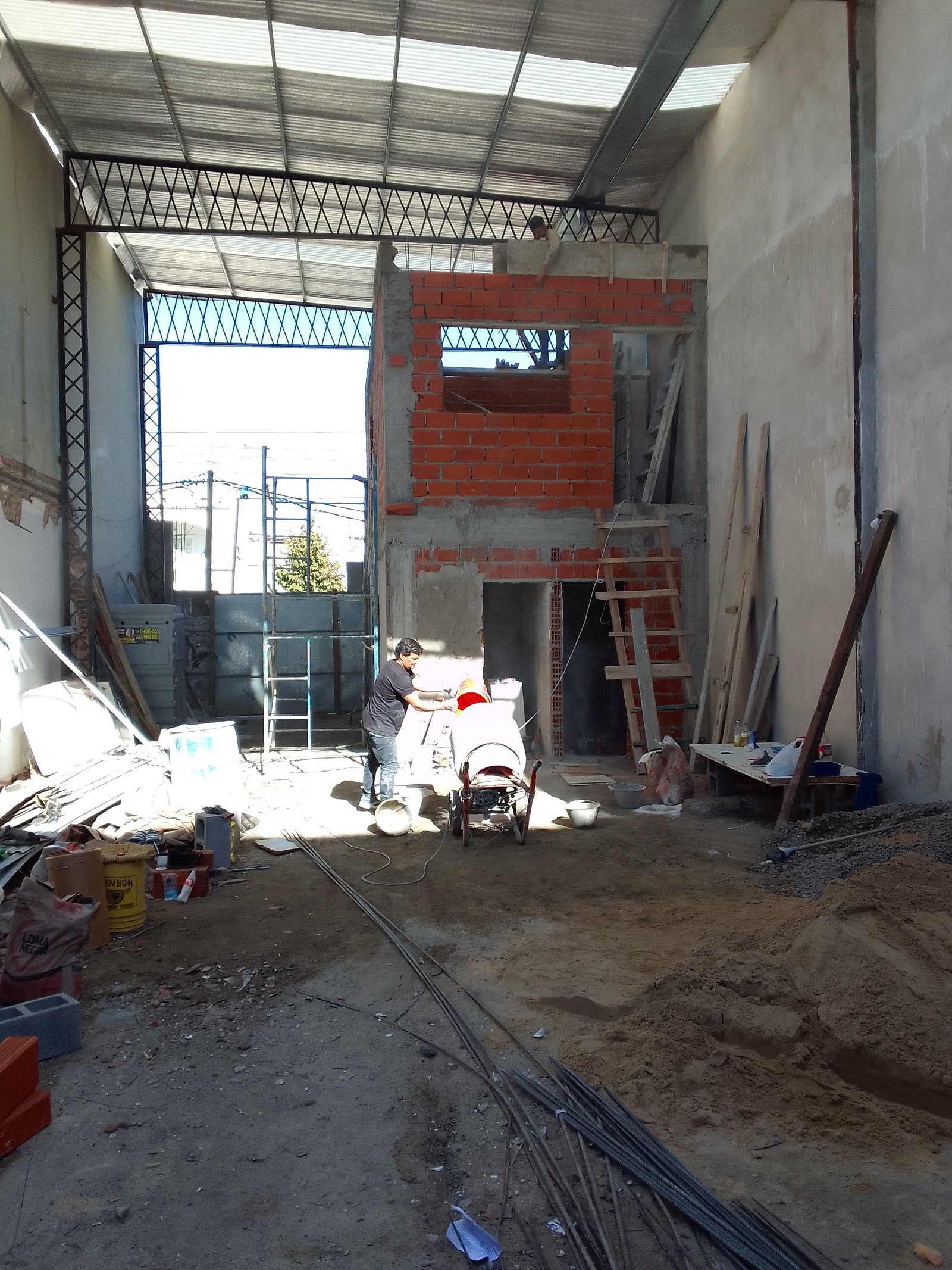 obra en construcción interior con ladrillos a la vista — proyecto Deposito en Avellaneda, por Arquitecto Guido Niccoli, en B1872 Sarandí