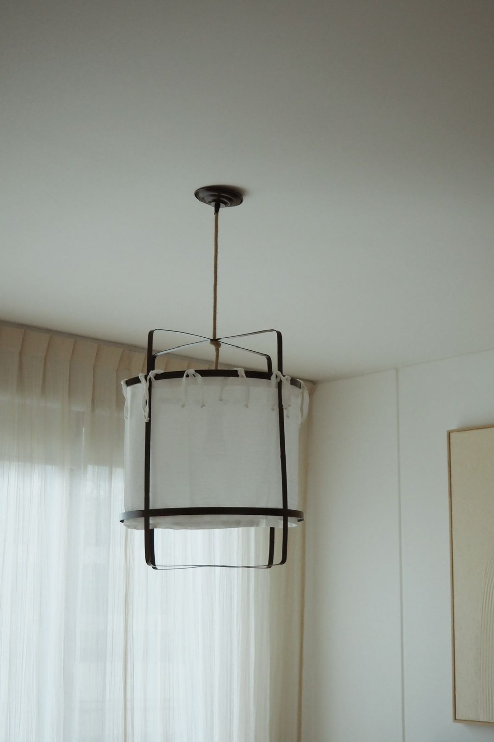 Lustre tambor com cortinas brancas e obra de arte — projeto RIO, por APATHEIA, em Provincia de Buenos Aires