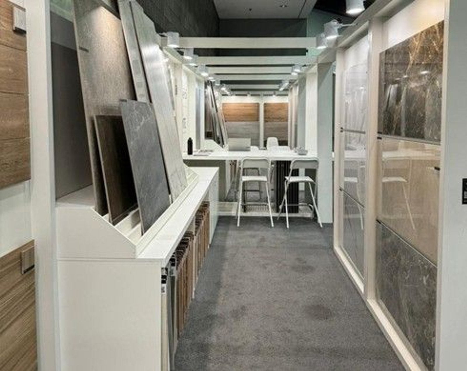 Showroom de cerâmica moderno com exposição de azulejos — projeto Coverings 2024, por Vite Porcellanato, em Atlanta