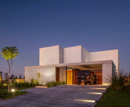 Fachada moderna de hormigón visto con garage integrado — proyecto CASA J2M, por GMARQ, en Belén de Escobar