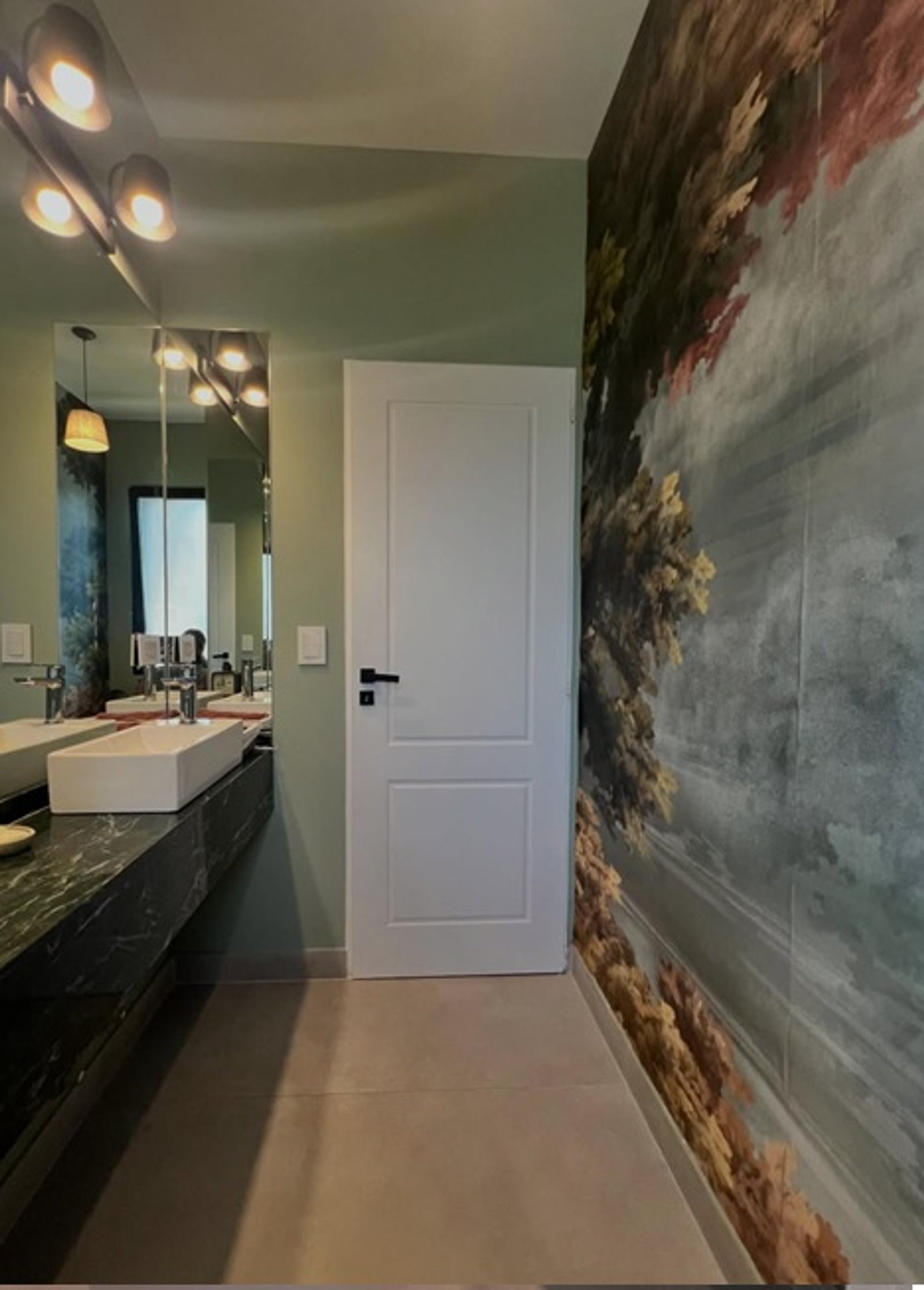 Baño moderno con mural abstracto, lavabo rectangular y luces cálidas — proyecto CARDOS , por Estudio NET Arquitectura , en Manuel Luis de Oliden