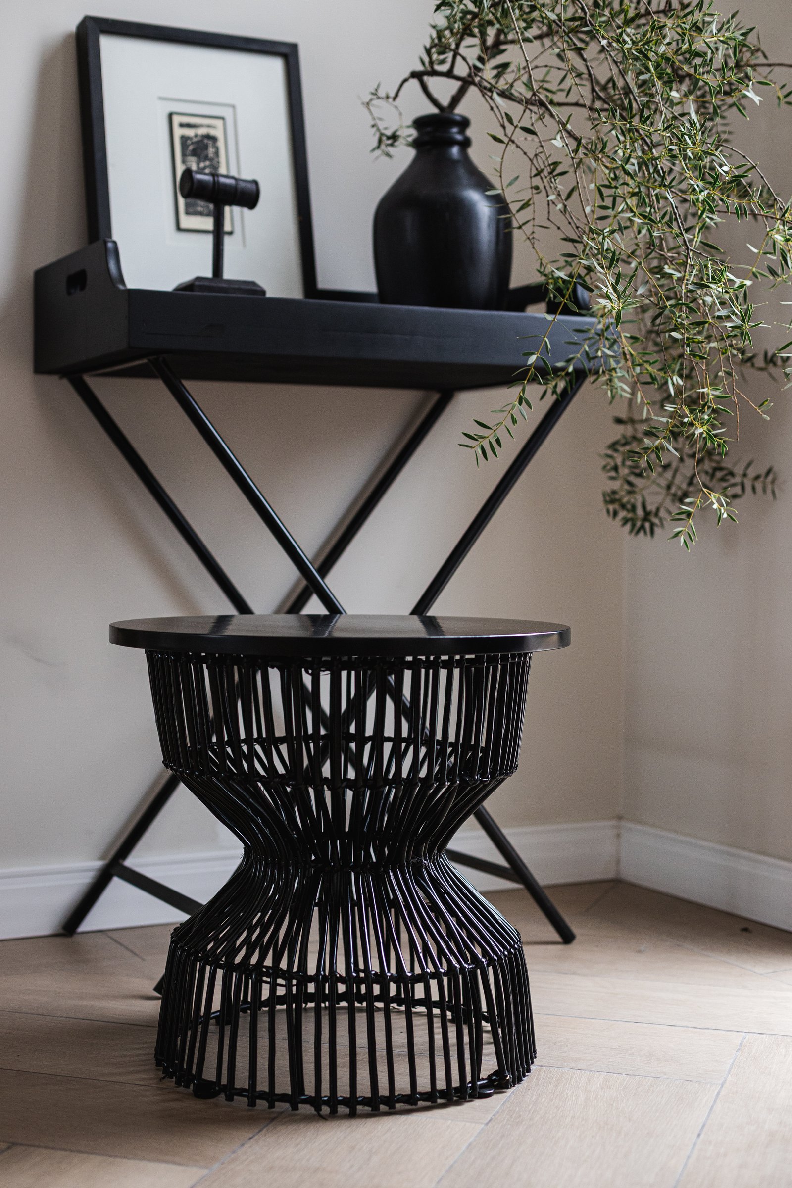 Mesa auxiliar de ratán negro, marco negro y planta colgante — proyecto Styling para Grumsdelg - CBA, por El Marques deco y ambientaciones, en Córdoba