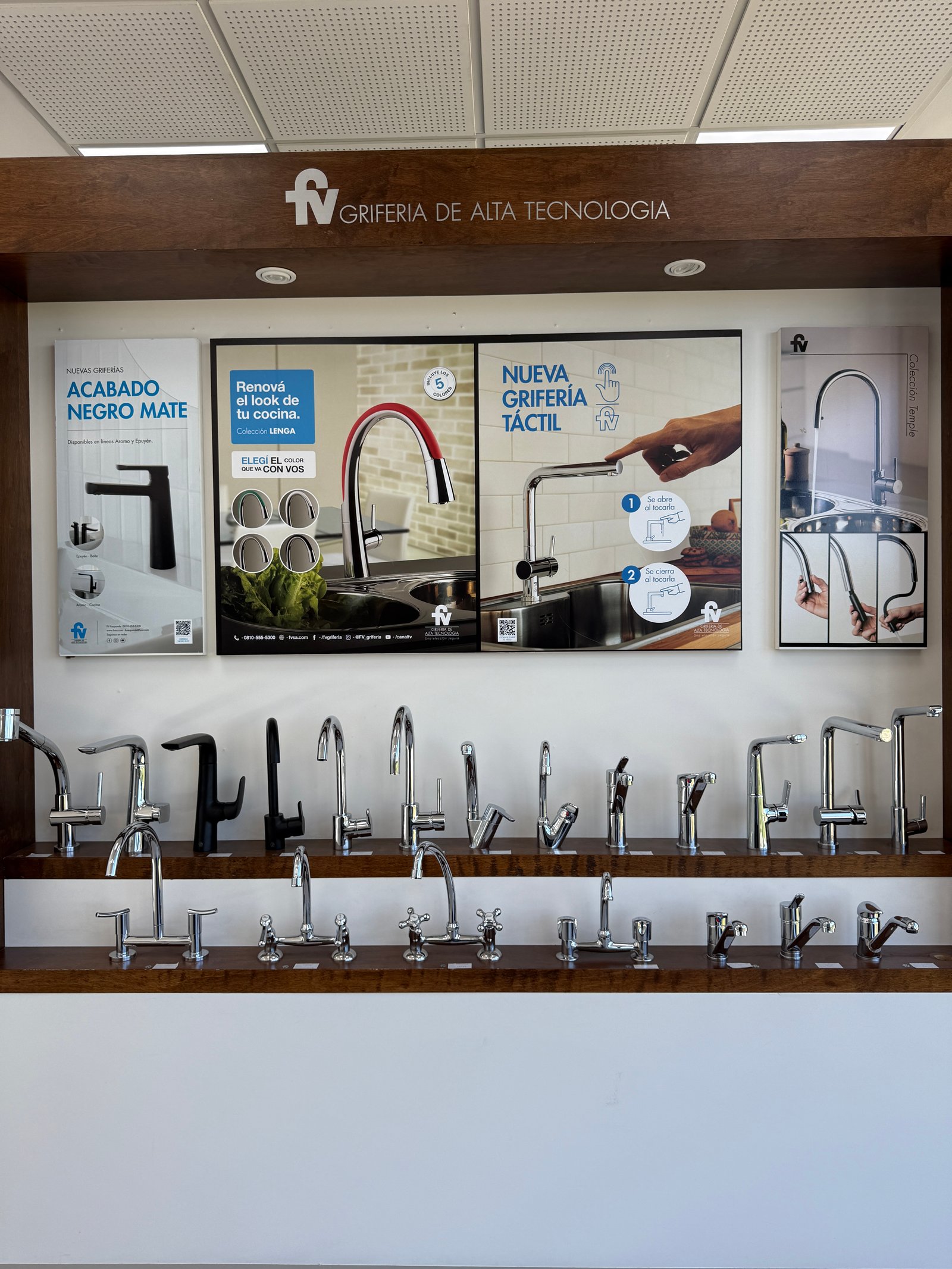 Exhibición de griferías modernas y tradicionales en local comercial — proyecto Showroom, por GAP HAUS, en Calle Austria Nte. 2450