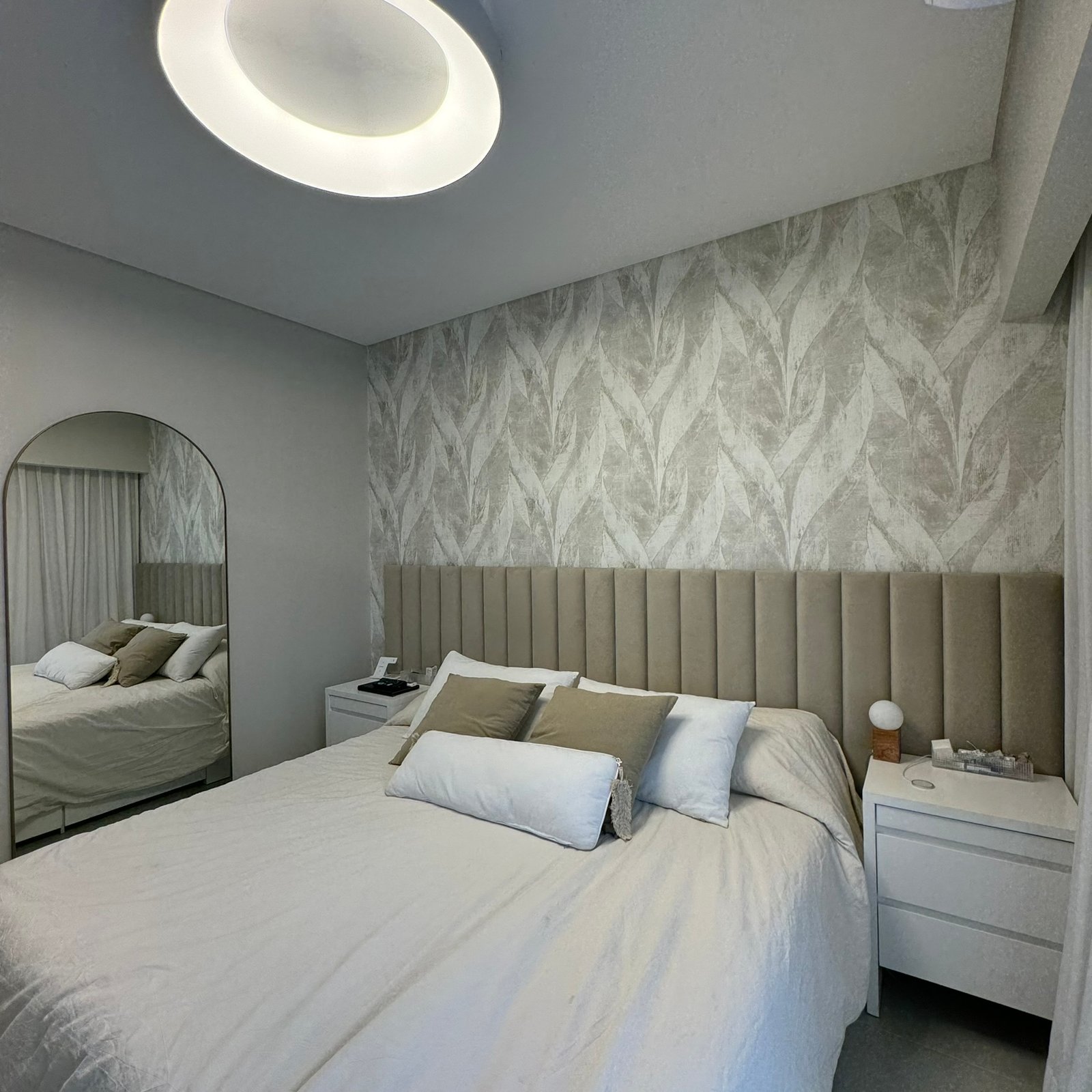 Dormitorio moderno con papel texturado y espejo arqueado — proyecto Boyacá, por MDBK Arquitectura, en Caballito