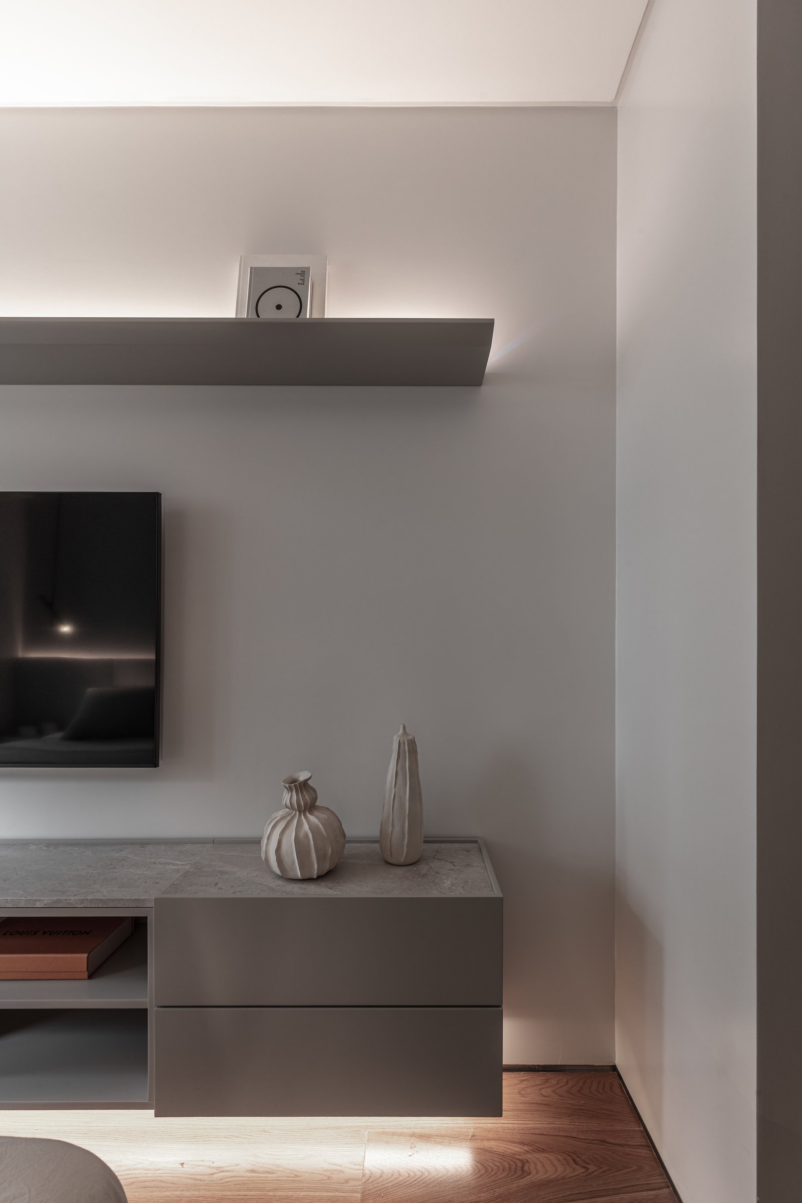 Sala de estar moderna com móvel cinza, prateleira flutuante e iluminação indireta — projeto Donna Fiore | Sobrio & sofisticado | Sober & Sophisticated | Lucia Quinteros, por Ren St