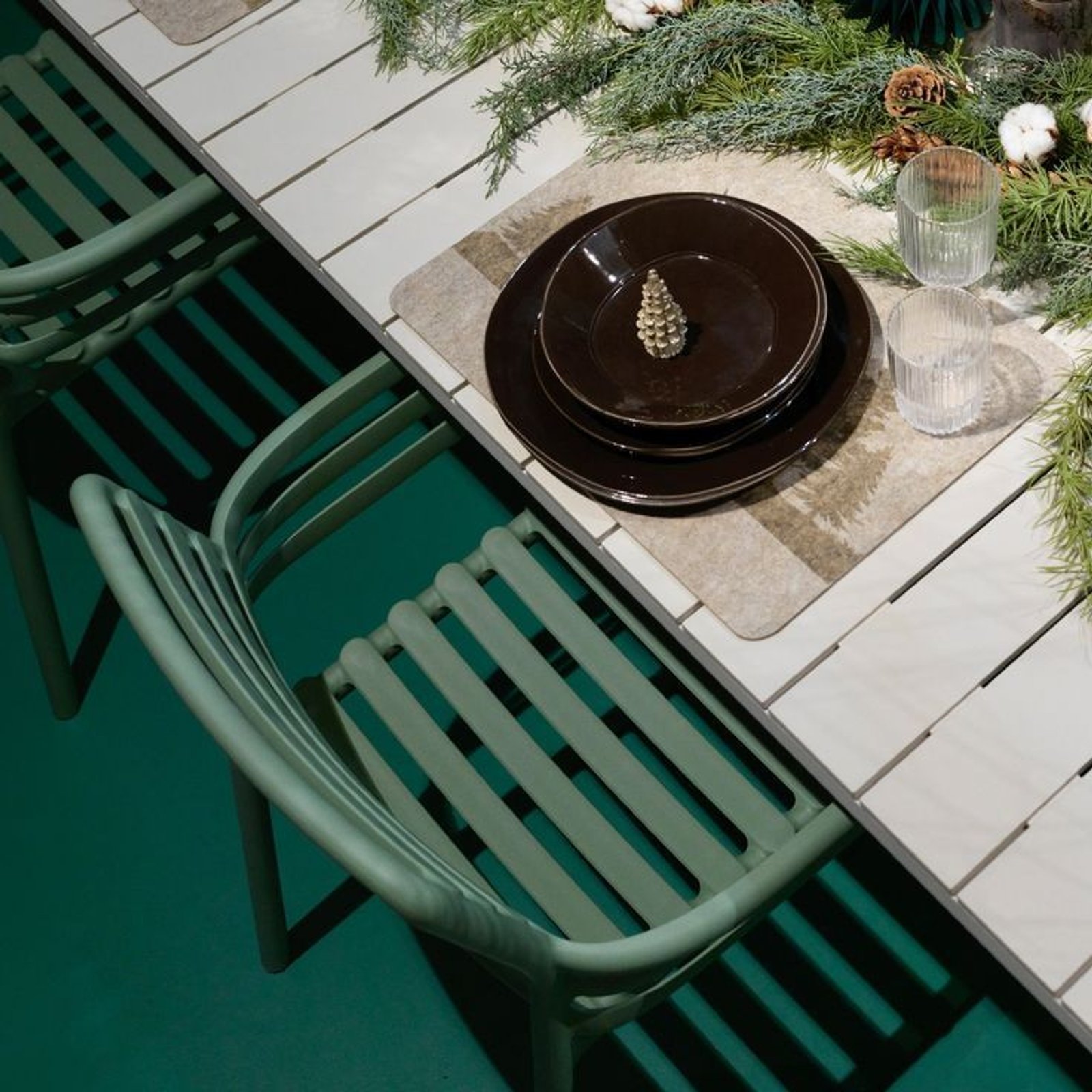 Comedor exterior moderno con sillas verdes y mesa de madera — proyecto Comedor, por Casa Nuñez