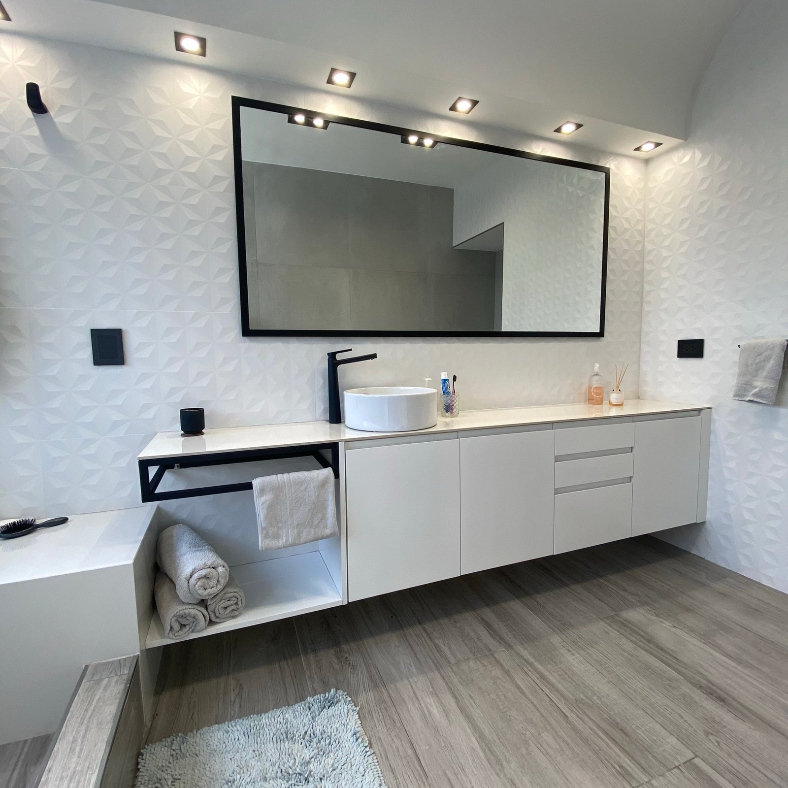 Baño moderno con vanitory flotante blanco y espejo grande — proyecto C.A. Lopez, por MDBK Arquitectura, en Villa Devoto