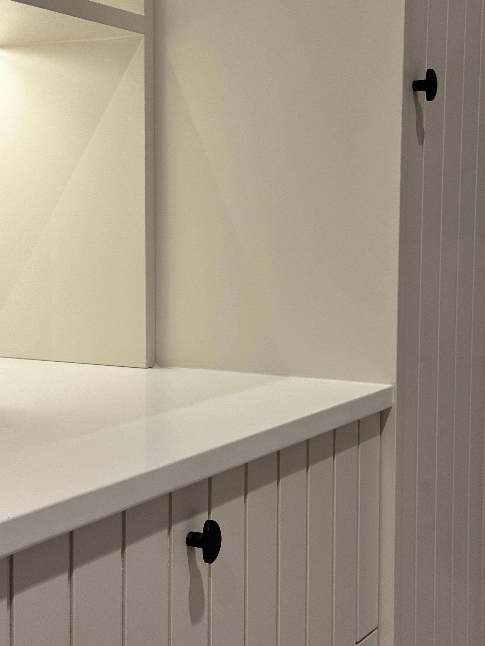 Móveis brancos modernos com puxadores pretos — projeto CASA LEAN, por Estudio Grupo 32, em Vicente López