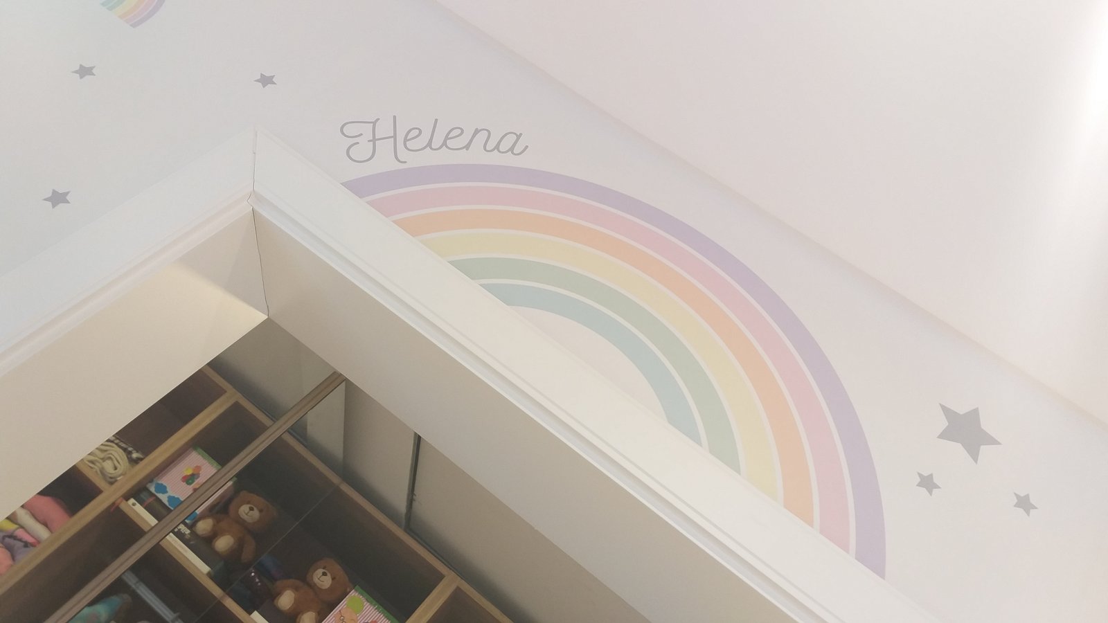 quarto infantil com mural de arco-íris e prateleiras — projeto Empapelado Arco Iris, por Picma Empapelados, Murales, Esmerilados, Prints ,Papeles, em Canning