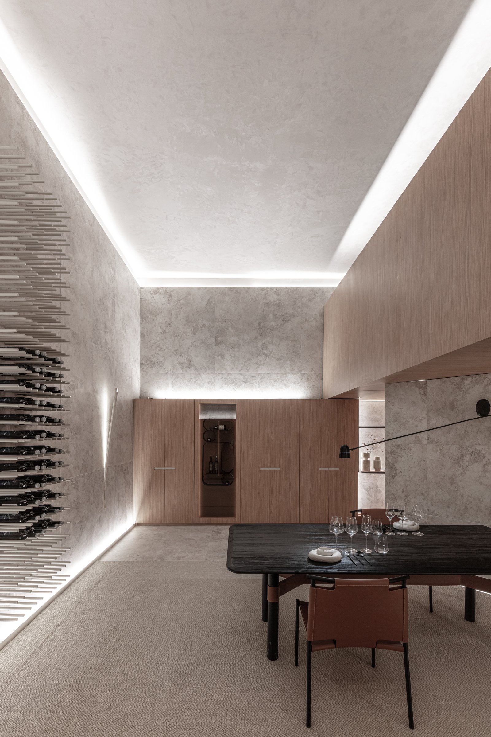 Sala de jantar e estar minimalista com iluminação indireta e texturas — projeto Casa Foa 2025 | Degustando experiencias | Tasting experiences | Lucia Quinteros, por Ren Studio, em 