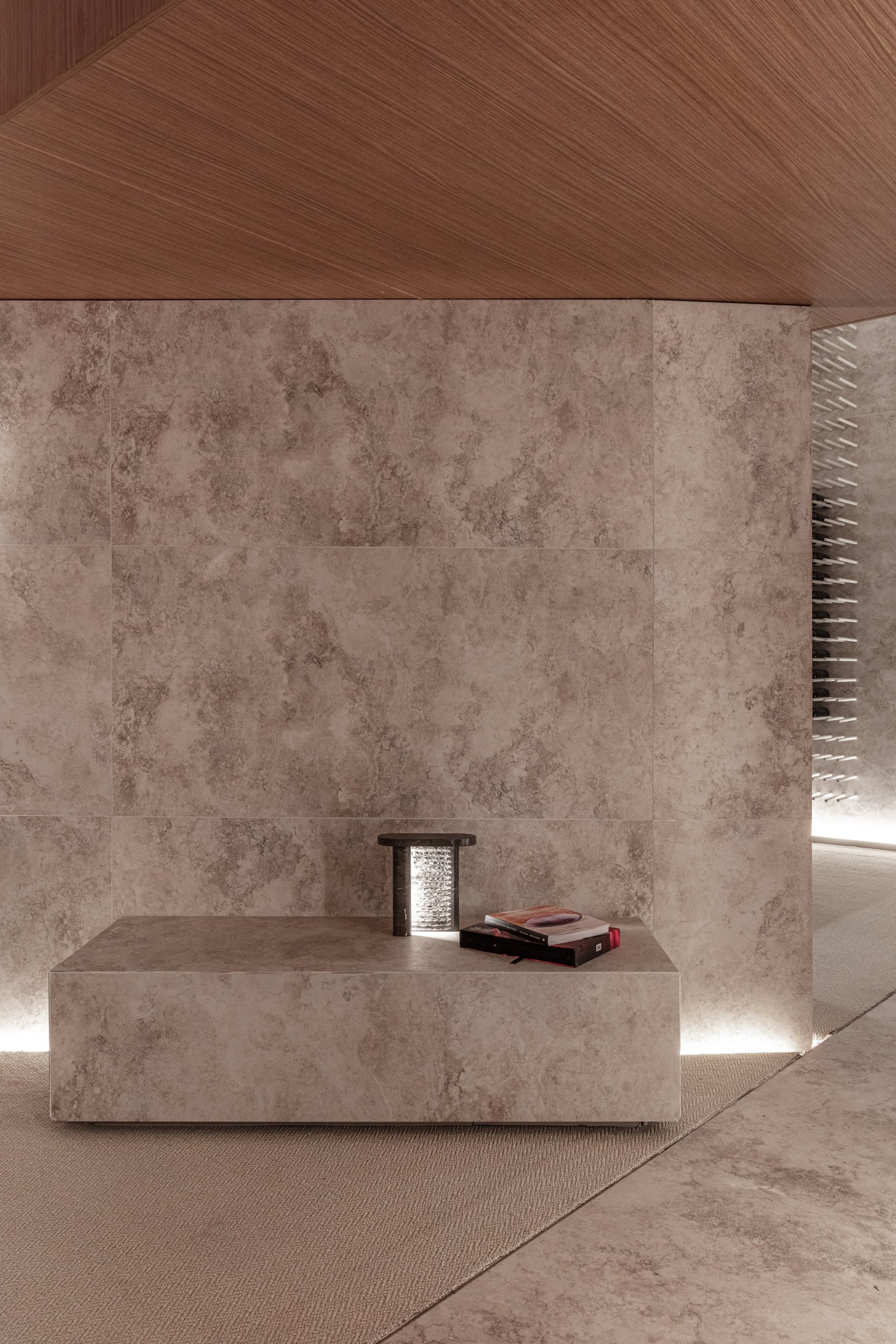 Habitación moderna con techo de madera y paredes de piedra, mesa de cemento — proyecto Casa Foa 2025 | Degustando experiencias | Tasting experiences | Lucia Quinteros, por Ren Stud