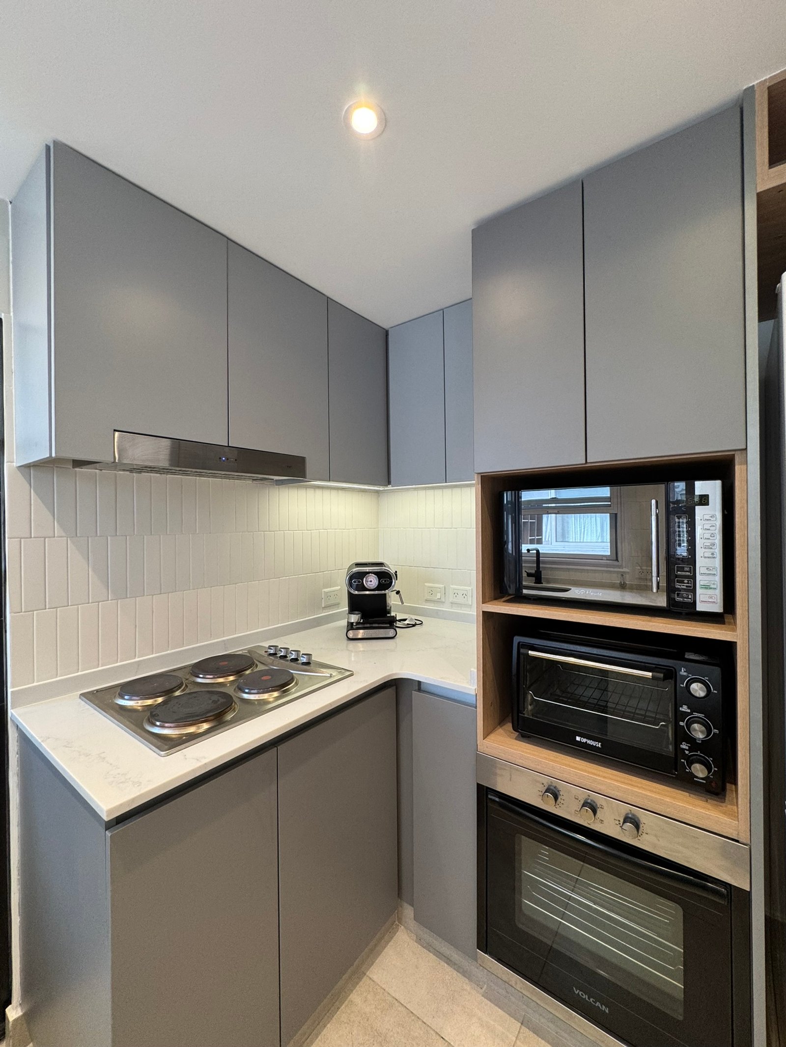 Cozinha moderna minimalista com armários cinza e bancadas de mármore — projeto Apolinario, por MDBK Arquitectura, em Villa Crespo