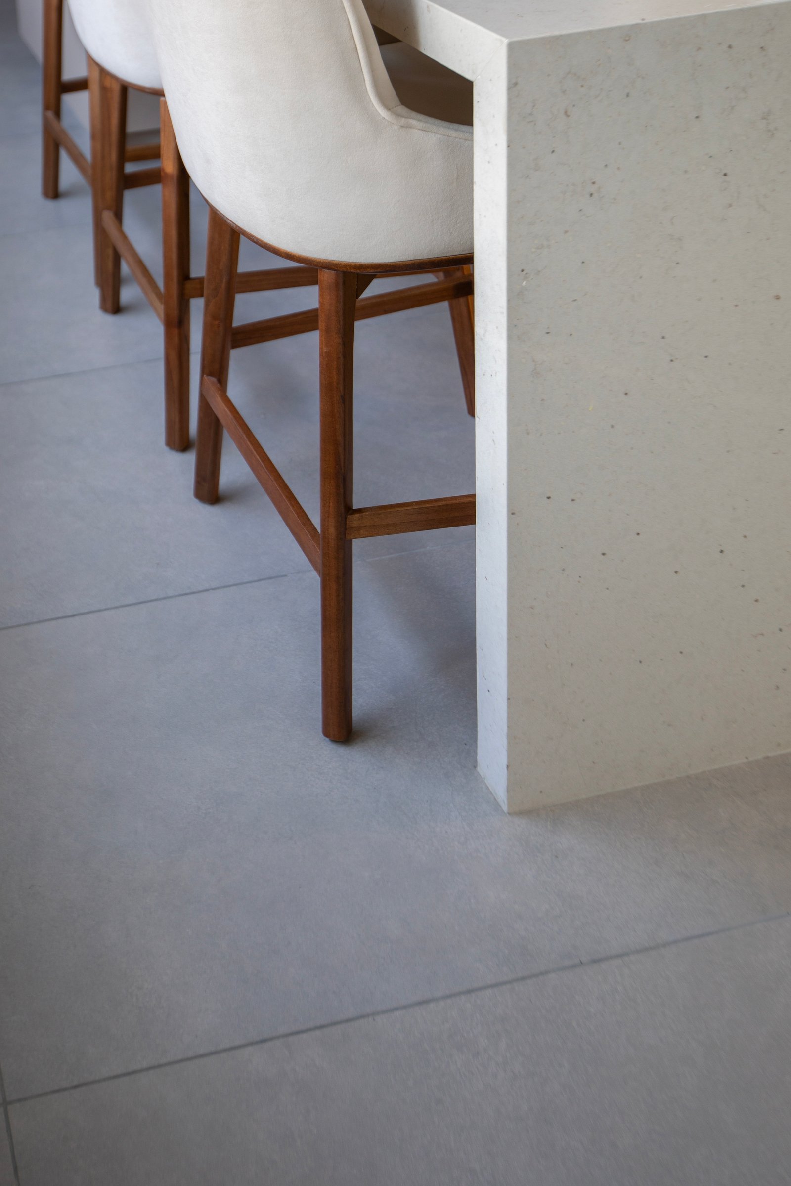 Isla de concreto con banquetas altas y suelo de piedra gris — proyecto CASA TRIBECA CONCRETE BROADWAY, por ILVA, en Provincia de Buenos Aires