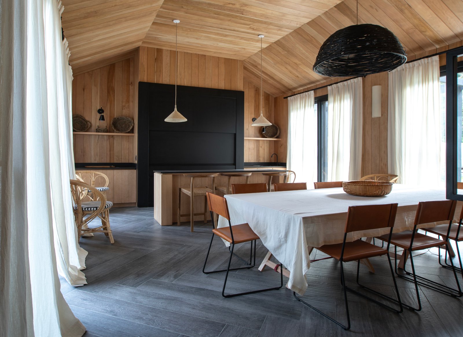 Comedor rústico moderno con mesa de madera y sillas de ratán — proyecto OBRA SANTA BARBARA, por ILVA, en Provincia de Buenos Aires