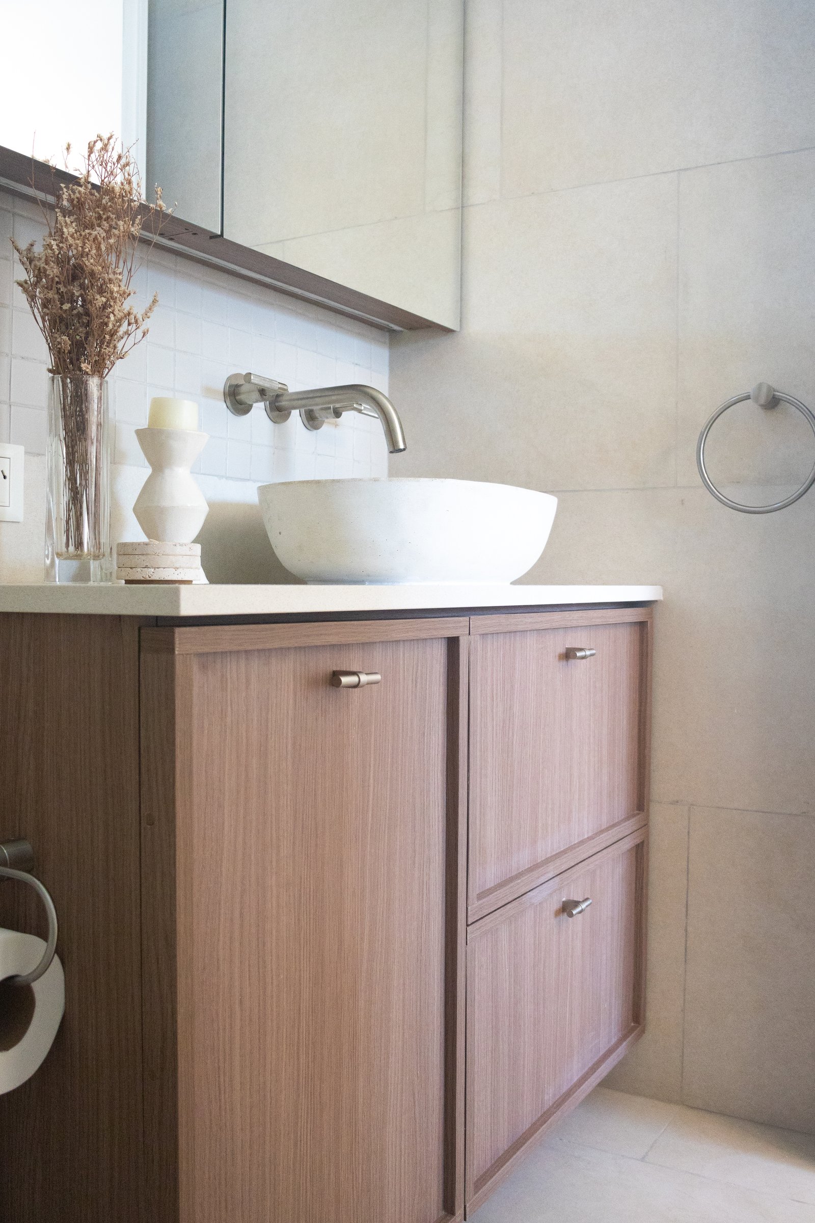 Baño moderno con bacha de cerámica, mueble de madera y detalles naturales — proyecto Cabrera, por Estudio BDM, en Cdad. Autónoma de Buenos Aires
