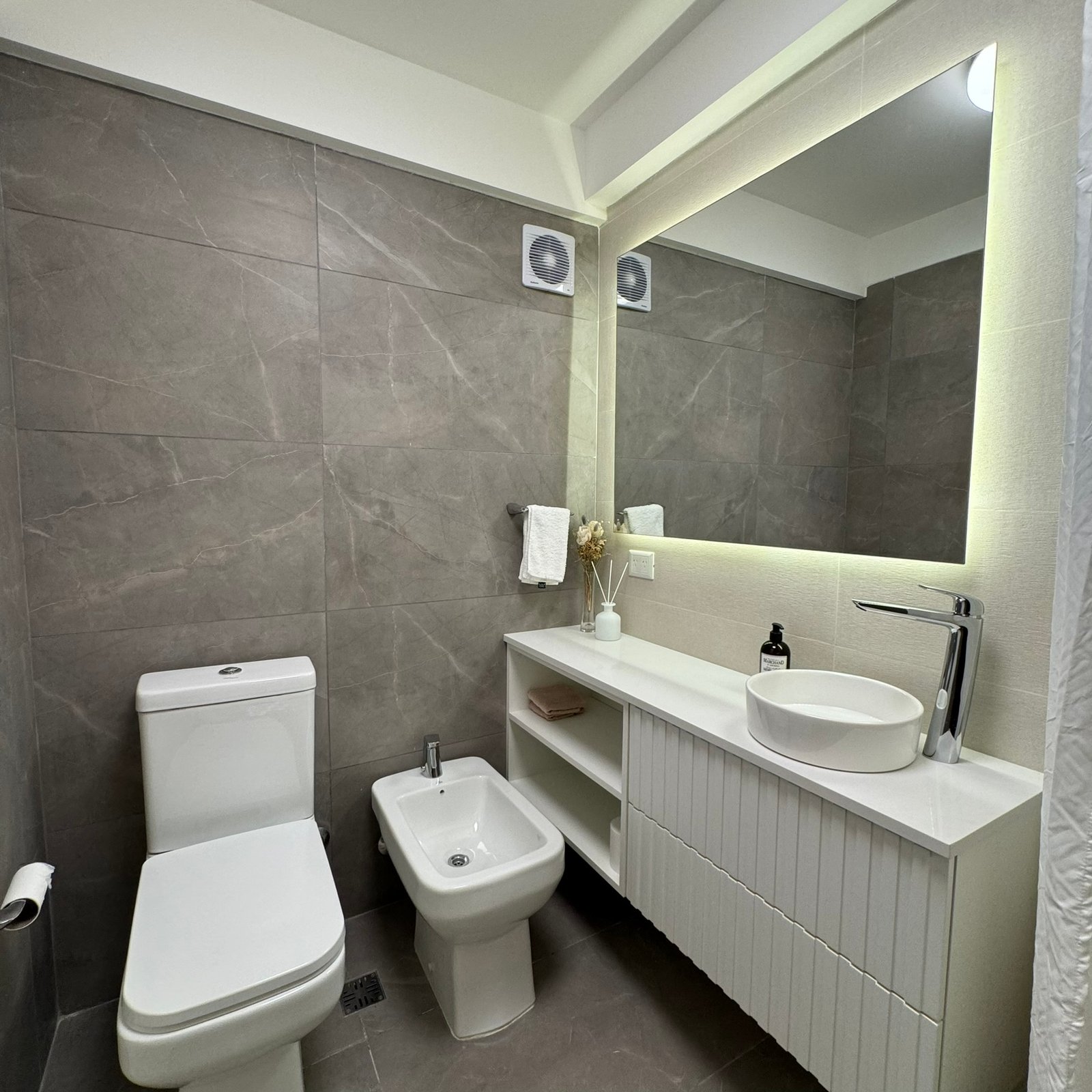 Baño moderno con lavabo de encimera y mueble blanco acanalado — proyecto Arce, por MDBK Arquitectura, en lavalle 2501