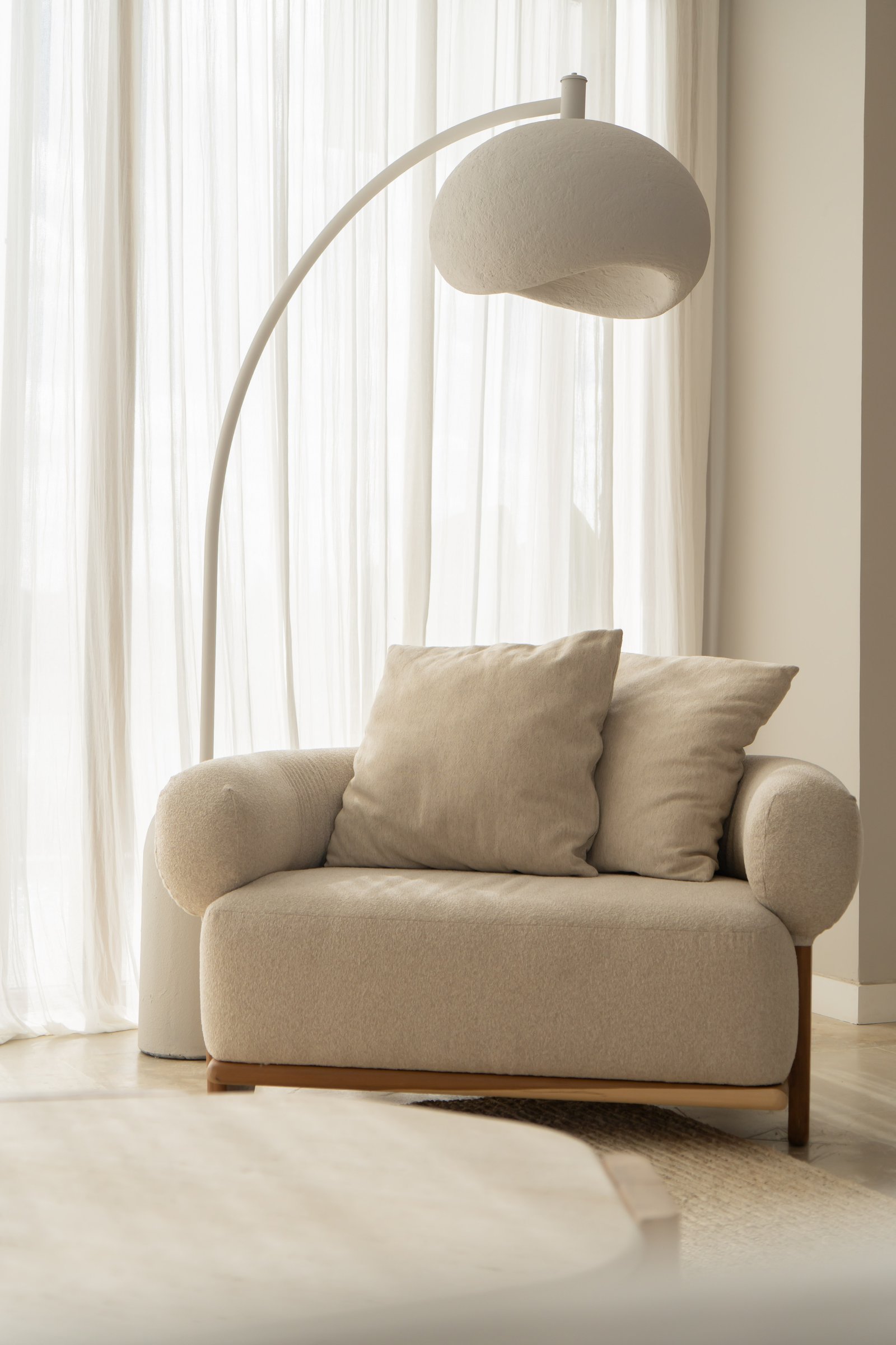 Living minimalista con sofá y sillón beige, lámpara de pie de arco — proyecto PROYECTO NAUDIR II, por July Acosta Home, en Belén de Escobar