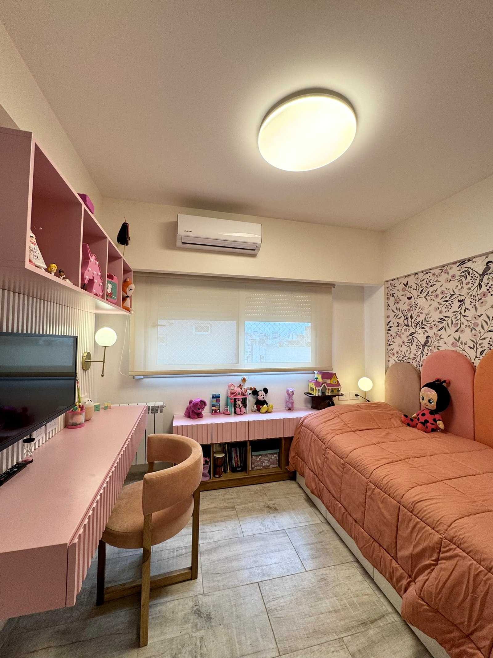 Quarto infantil rosa com escrivaninha e cama laranja — projeto Corrientes I, por MDBK Arquitectura, em Villa Crespo