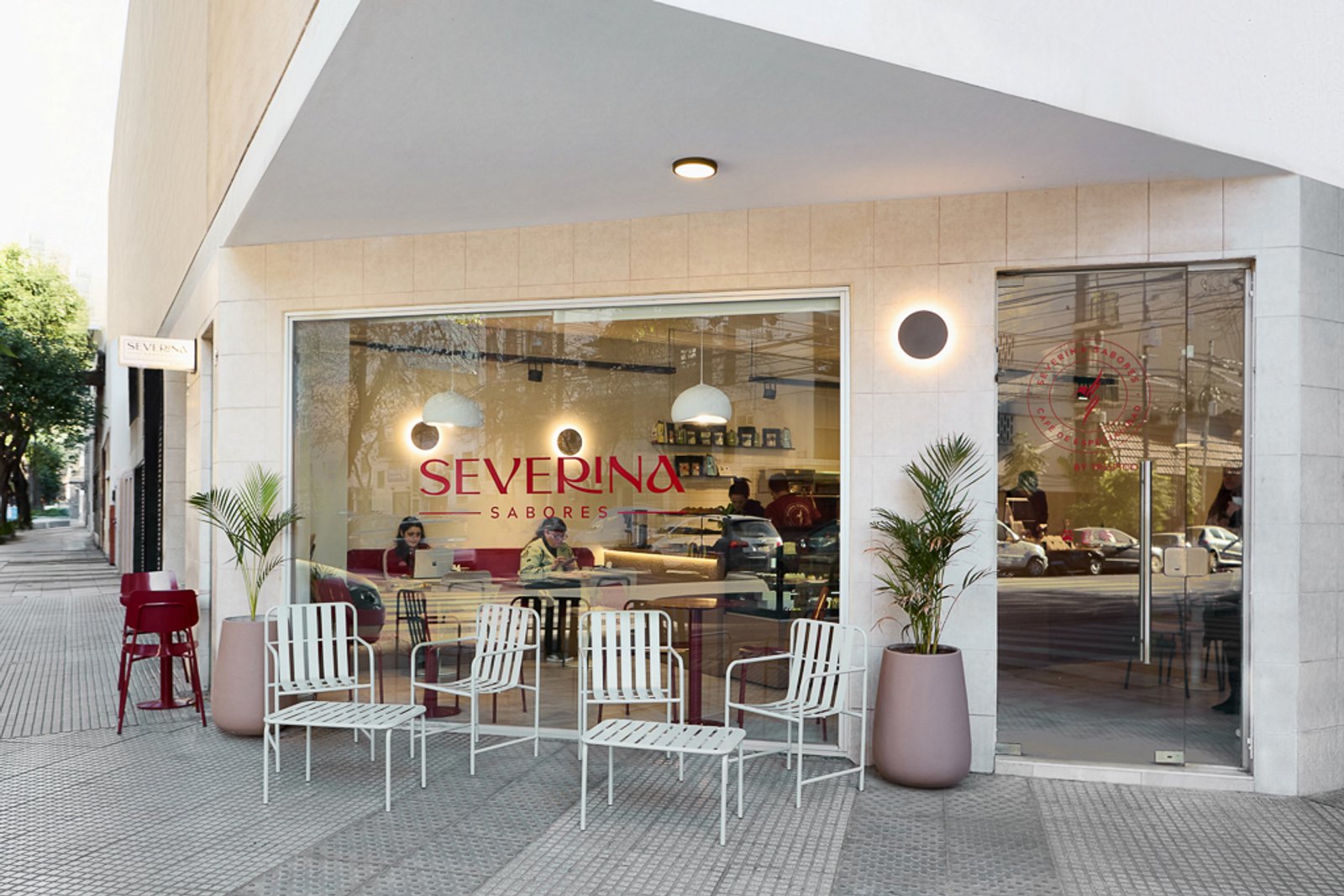 fachada de cafetería moderna con mesas y sillas al aire libre — proyecto Severina, por Estudio Plats, en Acoyte 1396
