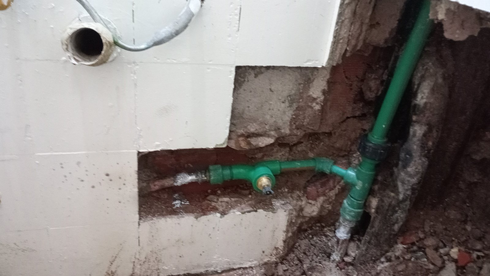 instalación de tuberías verdes en obra exterior — proyecto Av santa fe y Av callao, por A&E construcciónes, en Av. Sta. Fe 1845