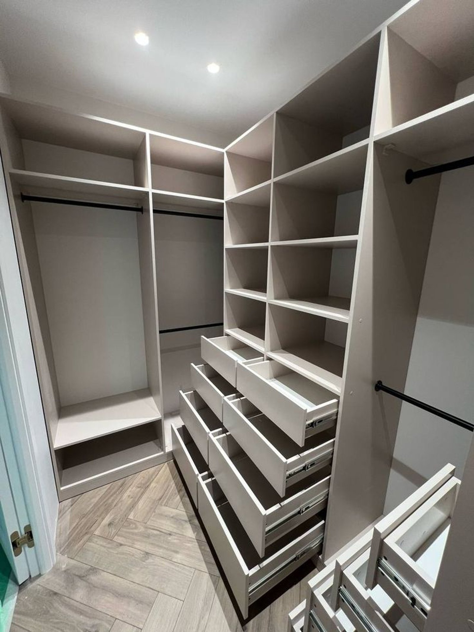 Amplo closet modular branco com gavetas e prateleiras de madeira — projeto Vestidores "Palermo Sigo", por Carpinteria Tientta, em Palermo Soho