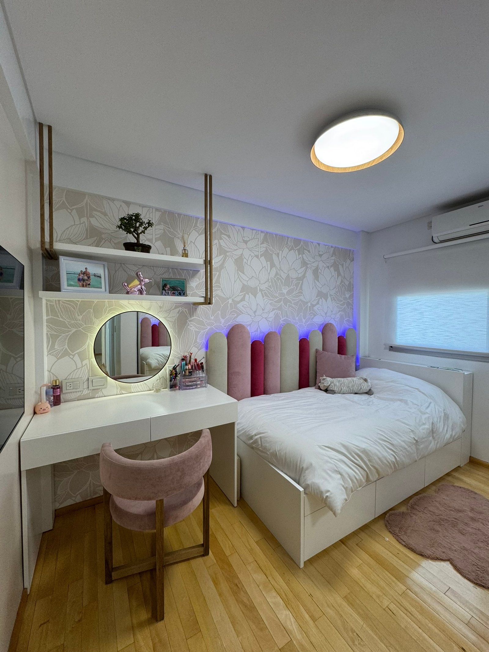 Dormitorio moderno en tonos pastel con tocador y cama amplia — proyecto Mendoza, por MDBK Arquitectura, en Belgrano