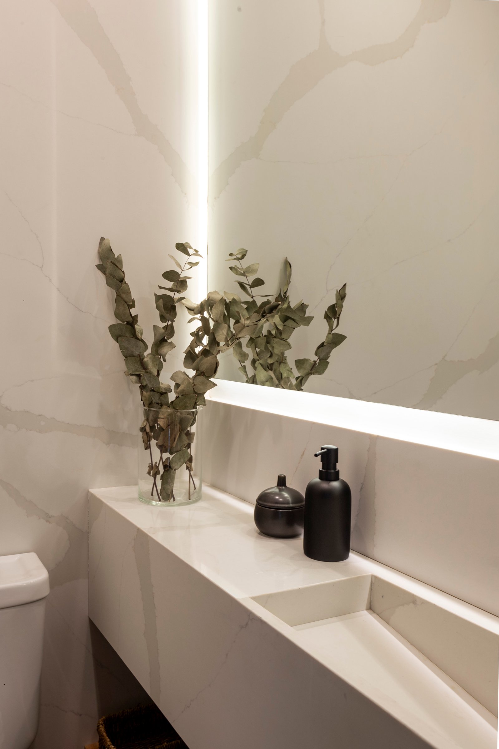 banheiro moderno com galhos secos e detalhes pretos — projeto JURAMENTO, por Nima Estudio, em Buenos Aires