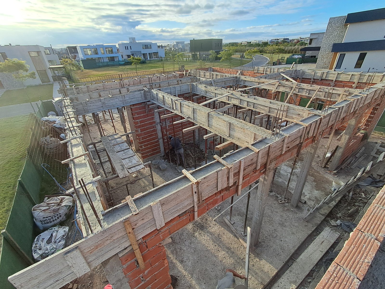 Construção residencial moderna com tijolos aparentes e concreto — projeto RIBERAS  332, por IRALA CONSTRUCCIONES, em Belén de Escobar