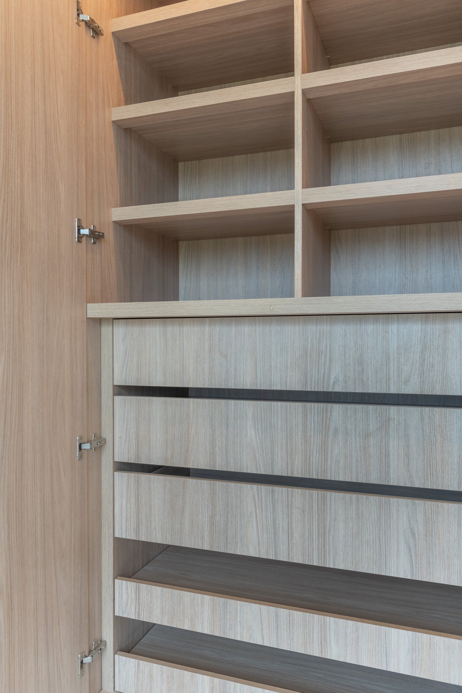 Interior de closet com prateleiras e gavetas de madeira — projeto Yacht - Estudio CCWay, por ABEJA CONCEPT, em Av. de la Ribera 560