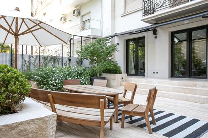 Patio contemporáneo con comedor de madera y jardín con sombrilla — proyecto ARQ. TOMAS MAGRANE, por uchimayfotos, en CABA
