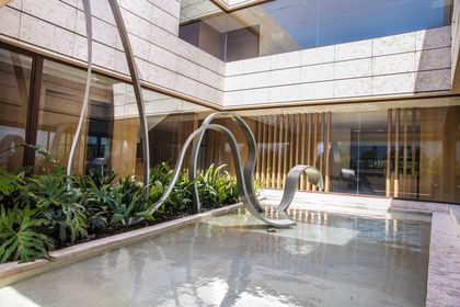 Patio interior moderno con pileta y jardín vertical bajo cielo abierto — proyecto Arquitectura de Autor, por Ciba Arquitectura