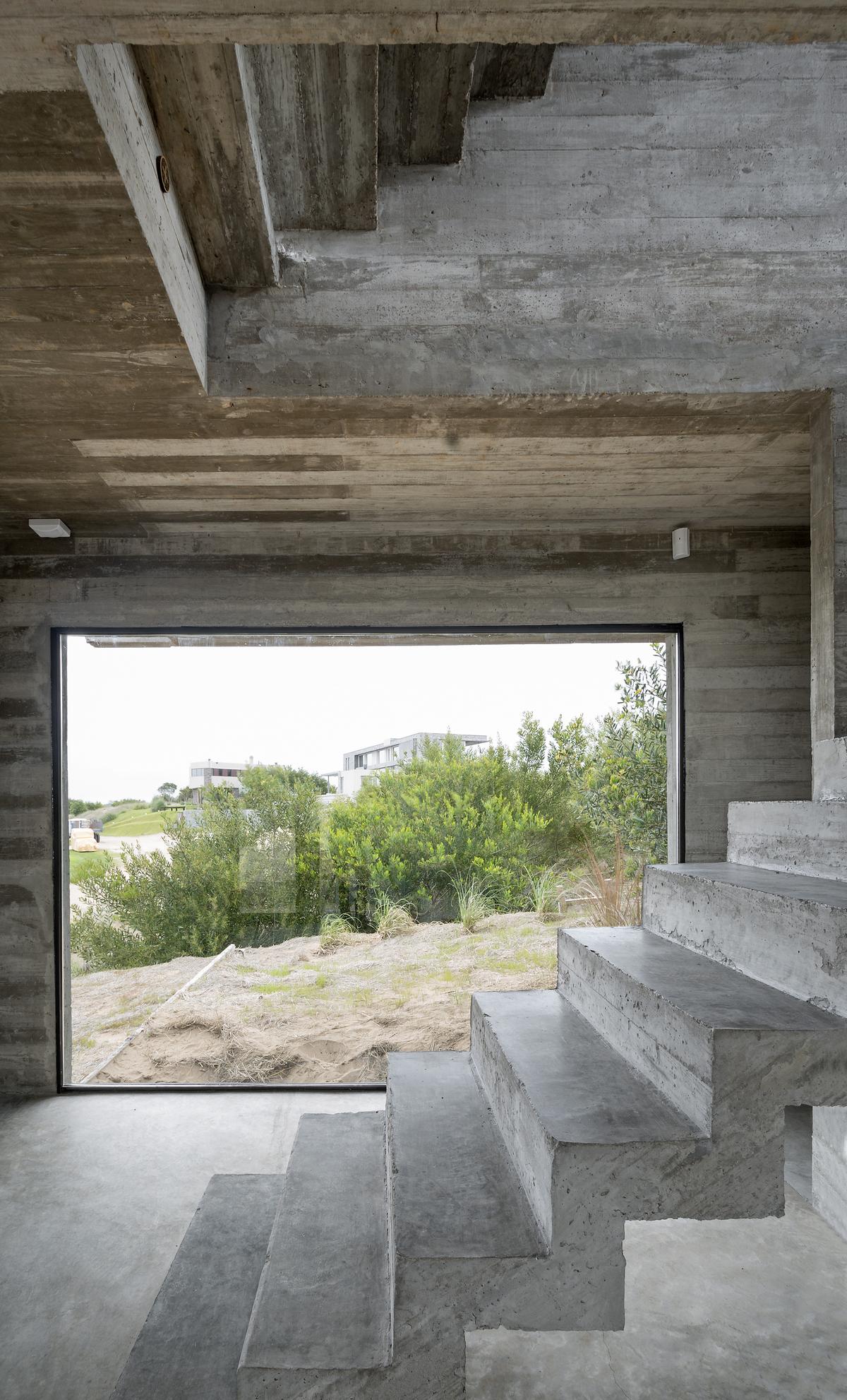 Escalera con color predominante Marrón del Proyecto Casa Golf por Luciano Kruk