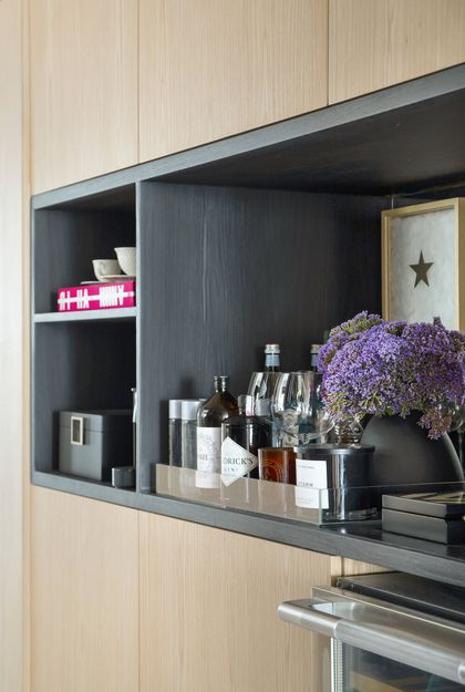 Alacena abierta moderna con flores violetas y botellas decorativas — proyecto MN House, por Studio Ro-ca