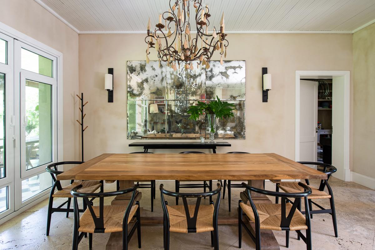 Comedor con color predominante Beige del Proyecto La Chacra  por Estudio Du 