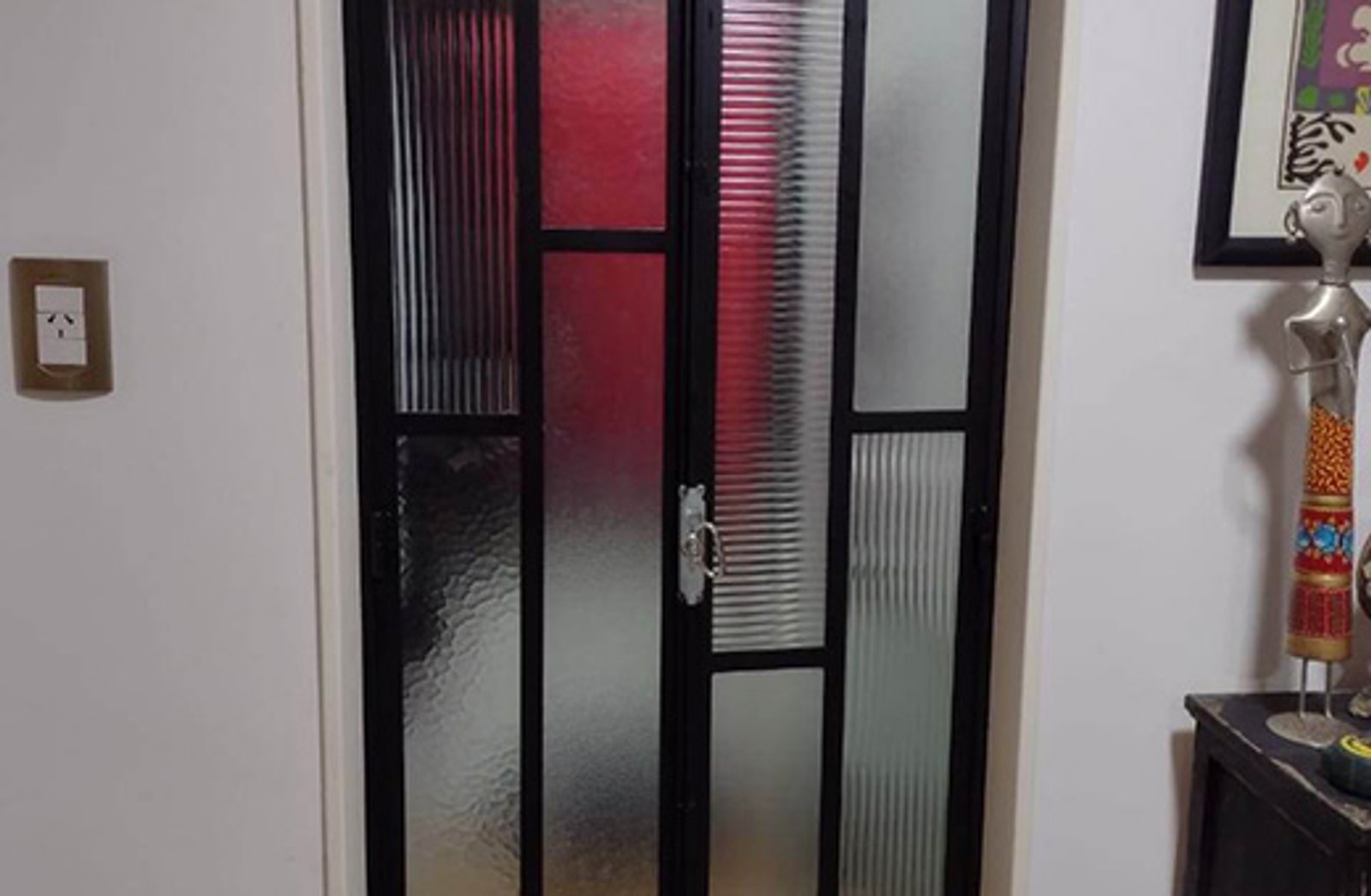 porta de vidro com moldura preta e painéis de parede — projeto Vidrios repartidos, por Cristalcenter, em Mataderos