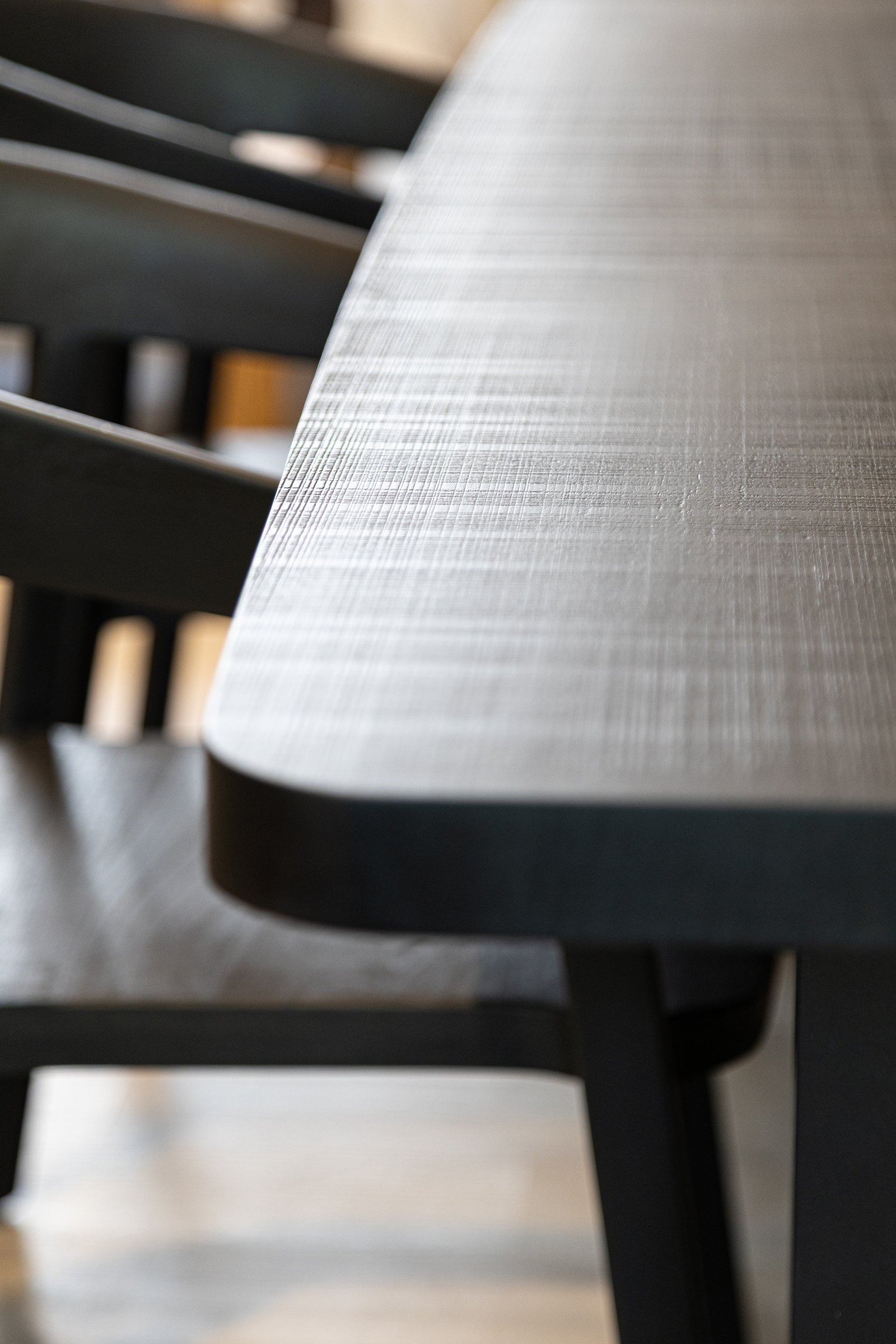 Mesa de comedor de madera oscura con sillas a juego — proyecto Tendencias en comedores, por DESDE ASIA, en Palermo