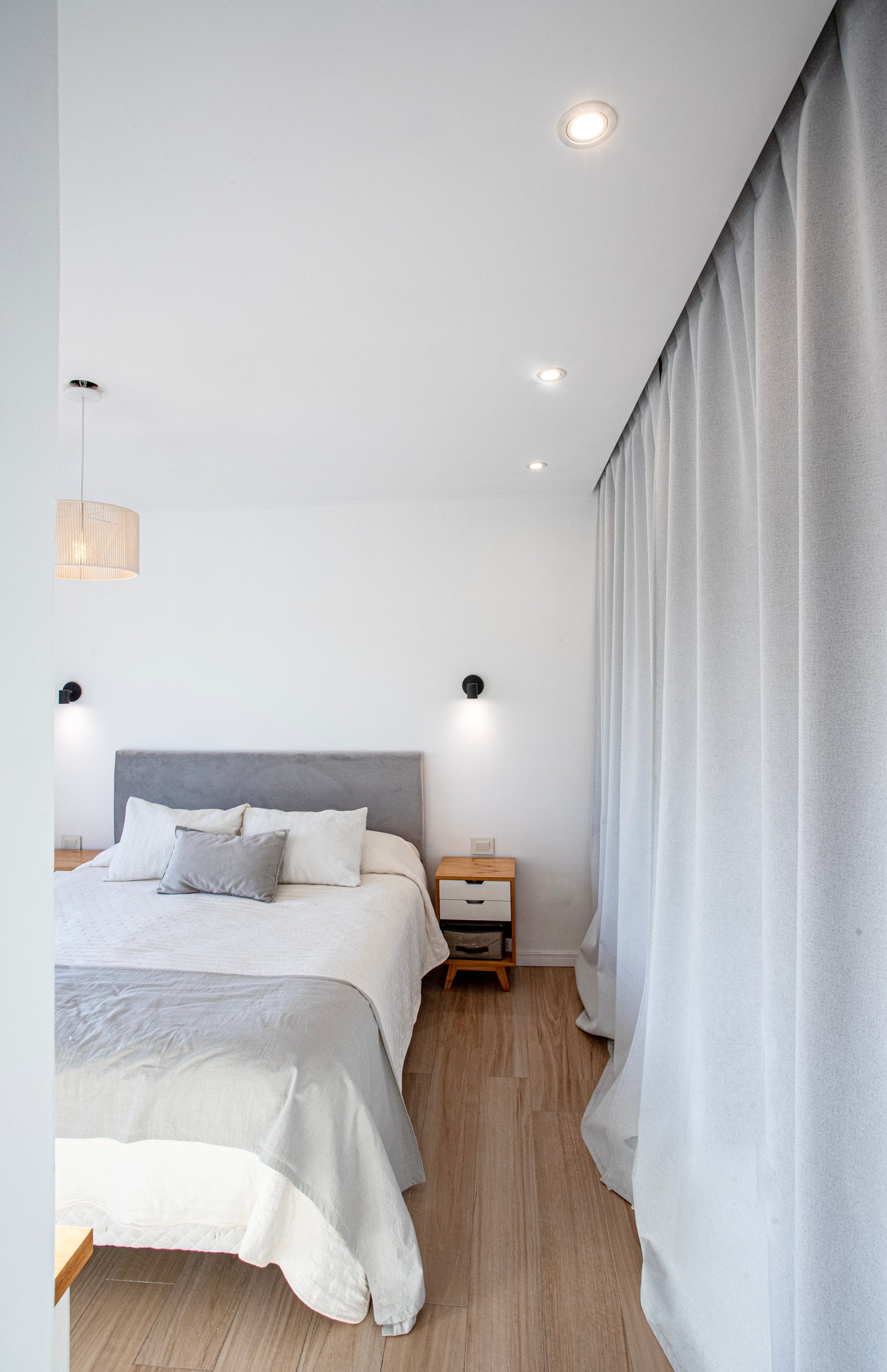 Quarto moderno com cortinas brancas e luz natural — projeto SS45, por EZ architects, em Pilar