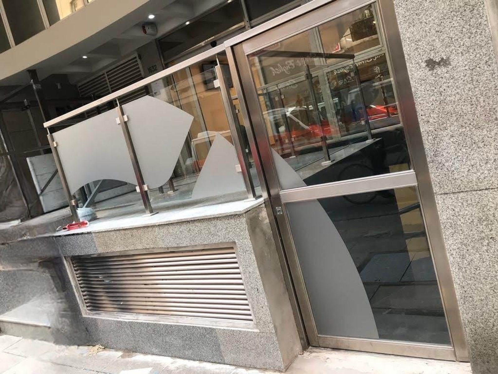 fachada moderna con vidrios esmerilados y piedra gris — proyecto Frente en acero , por Cristalcenter, en Recoleta
